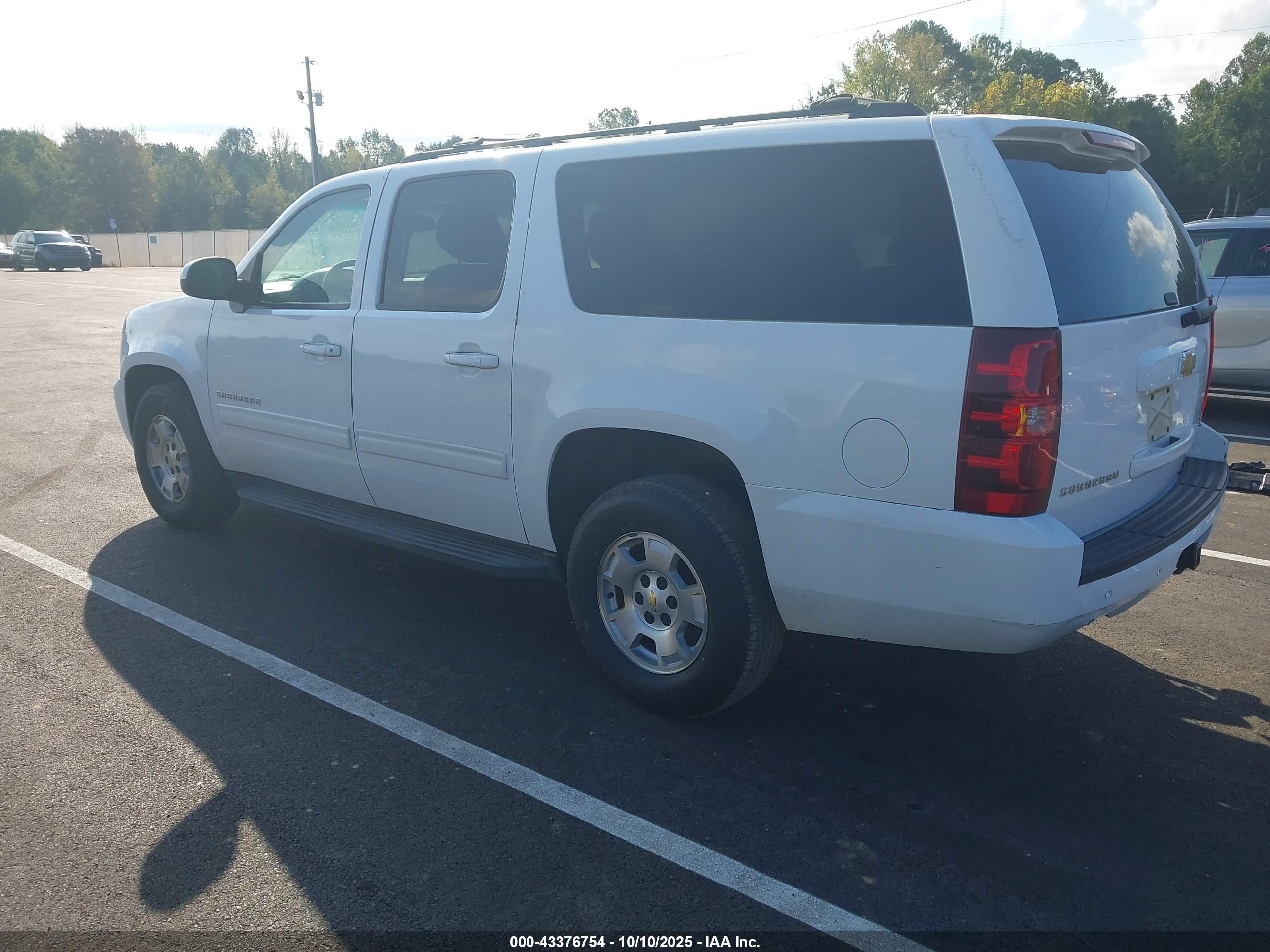 CHEVROLET SUBURBAN image 3