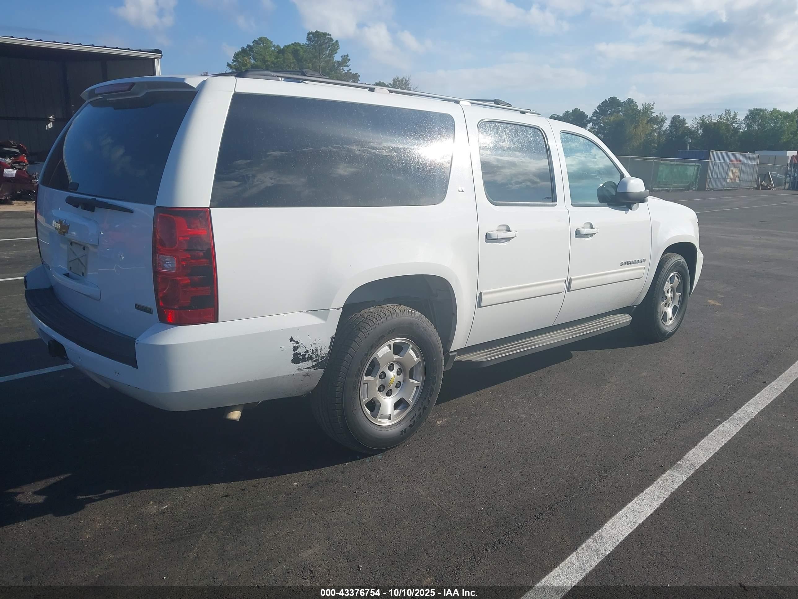 CHEVROLET SUBURBAN image 4
