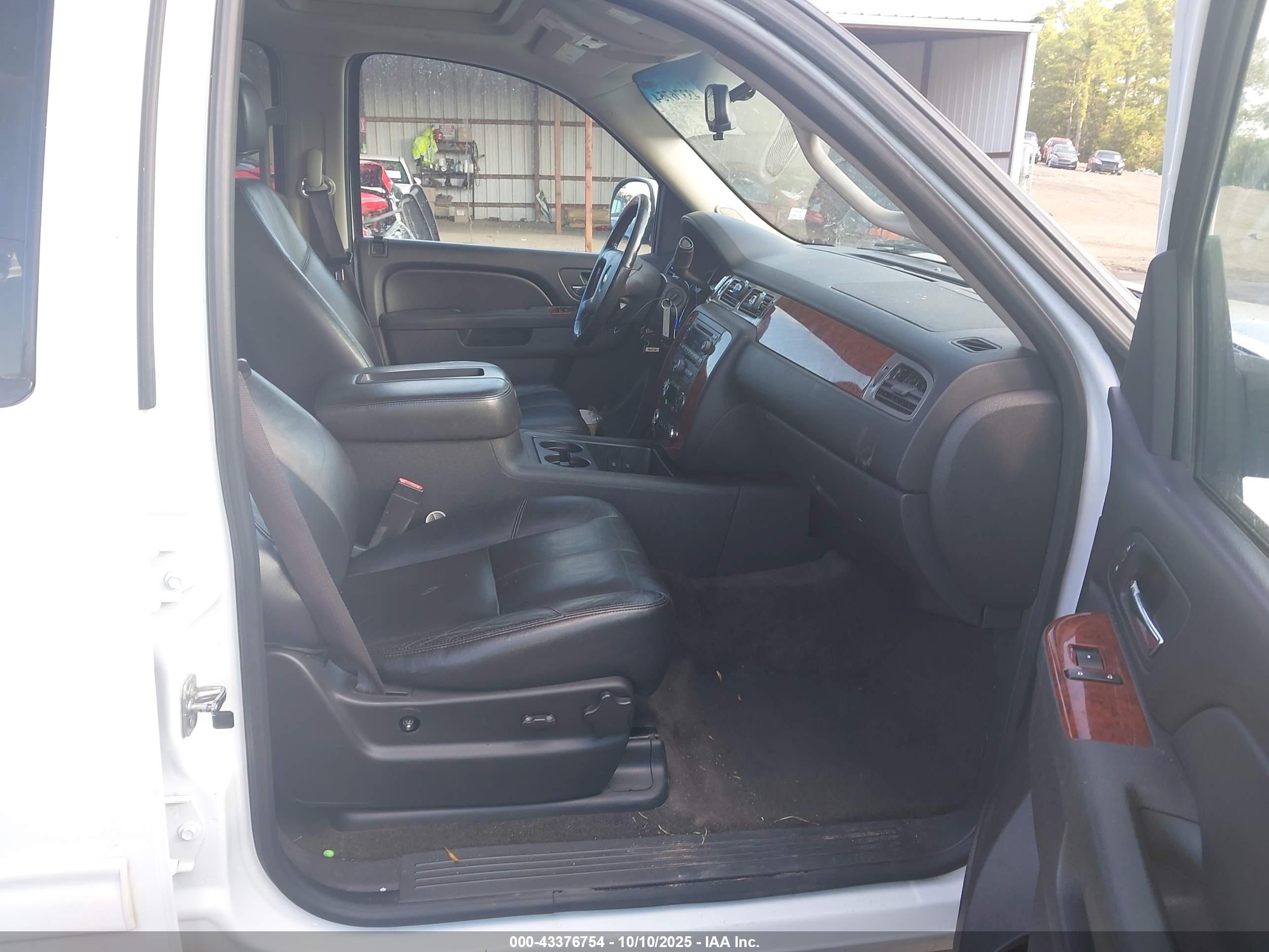 CHEVROLET SUBURBAN image 5