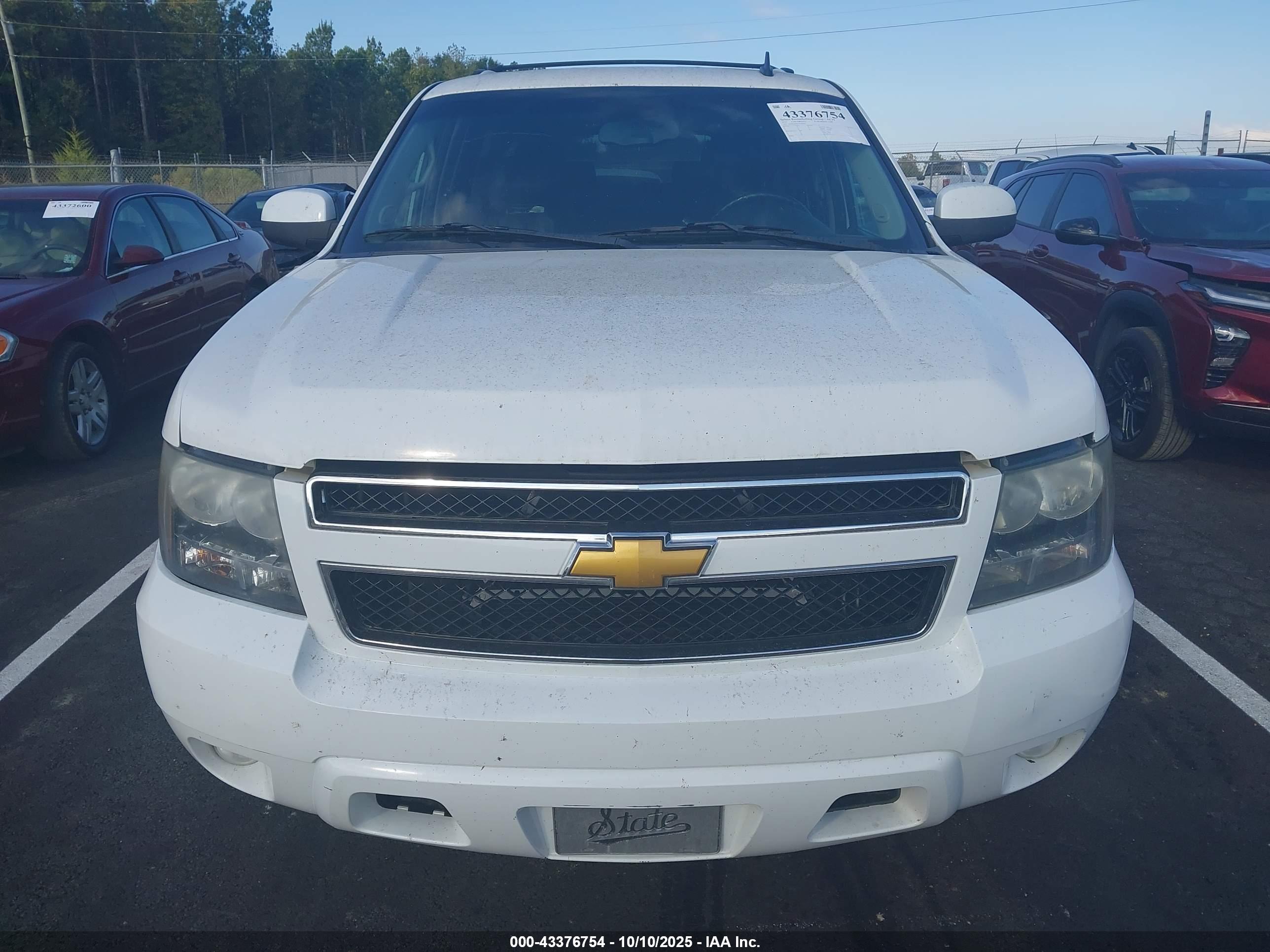 CHEVROLET SUBURBAN image 6