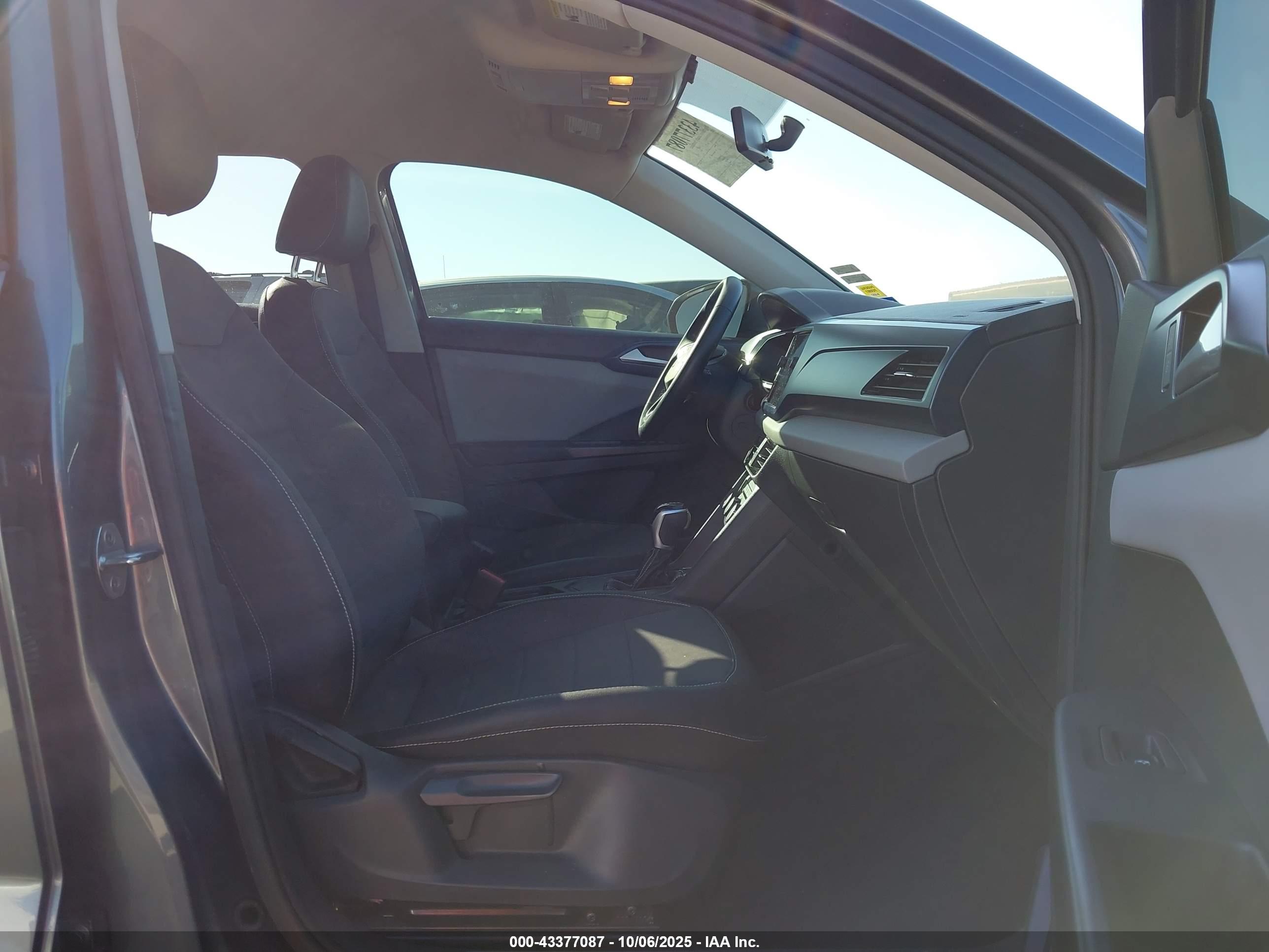 VOLKSWAGEN TAOS image 5