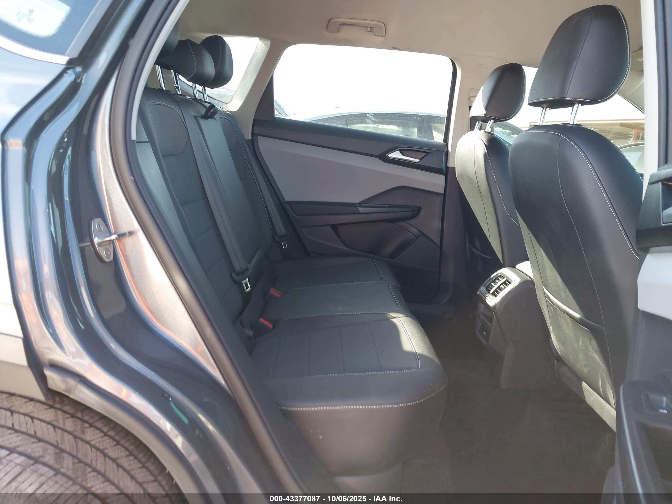 VOLKSWAGEN TAOS image 8