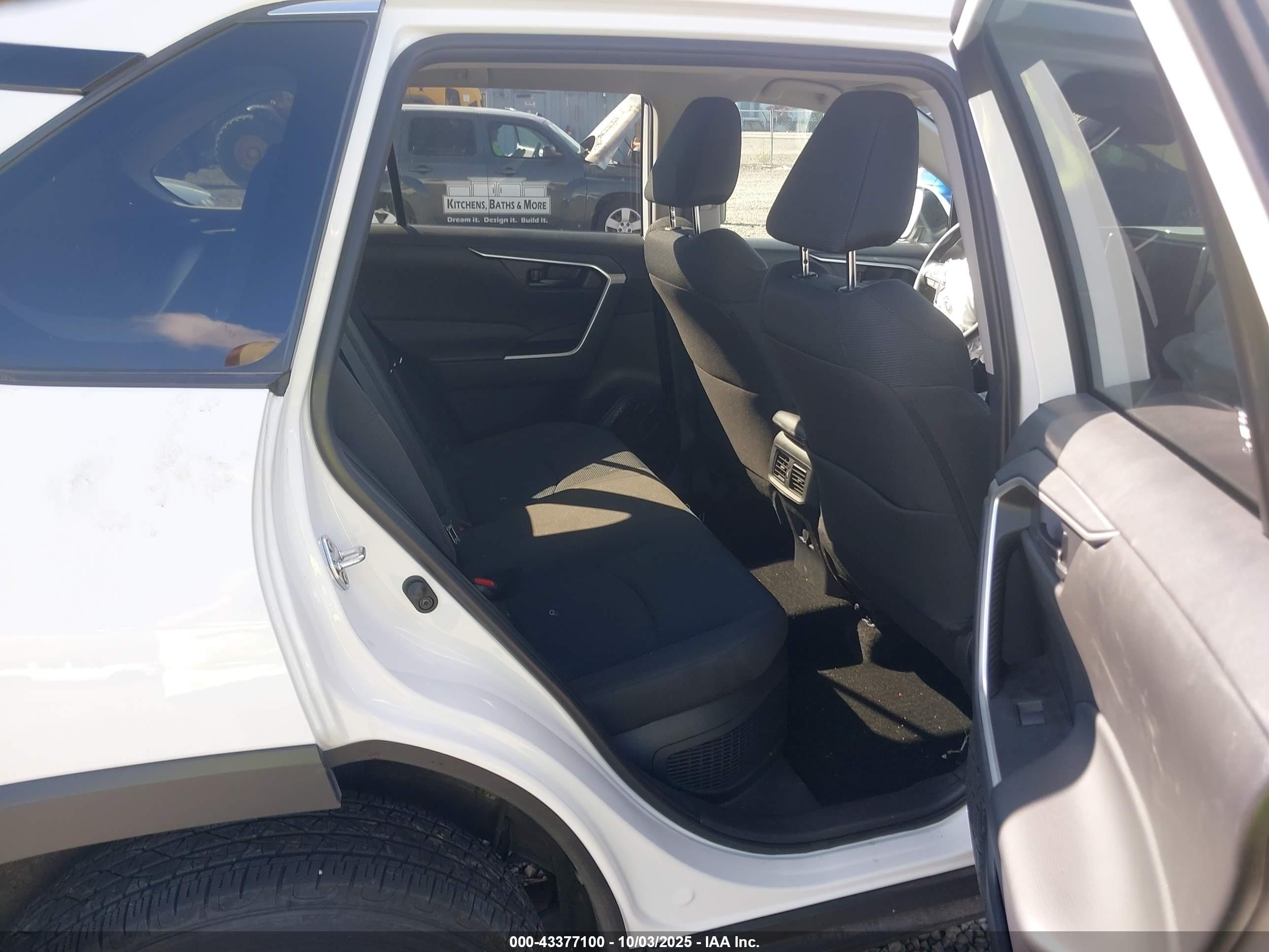 TOYOTA RAV4 image 8