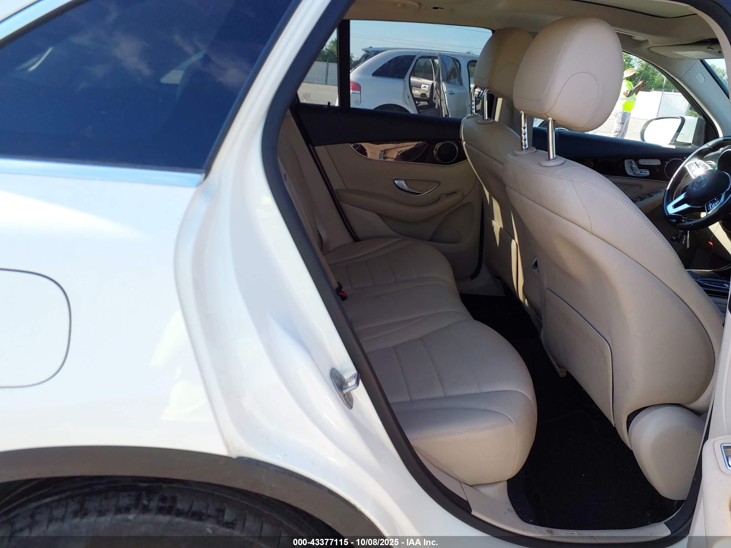 MERCEDES-BENZ GLC image 8