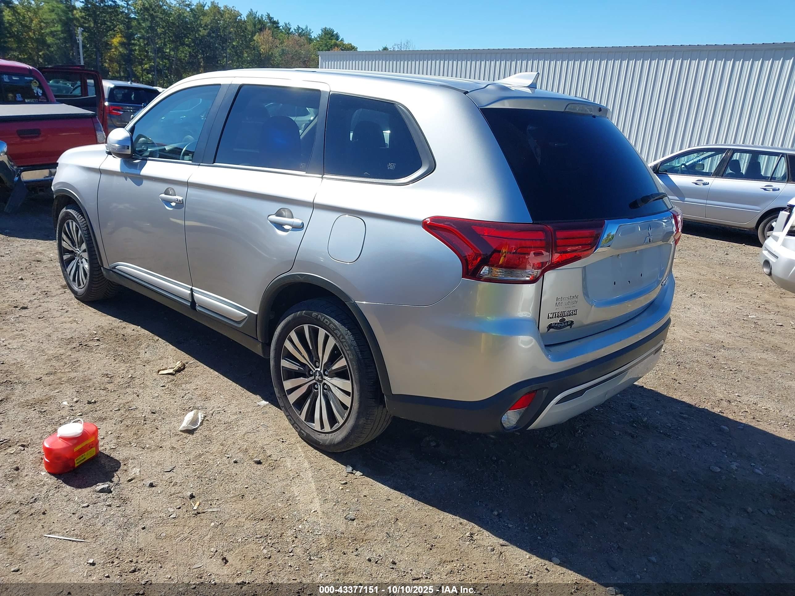 MITSUBISHI OUTLANDER image 3