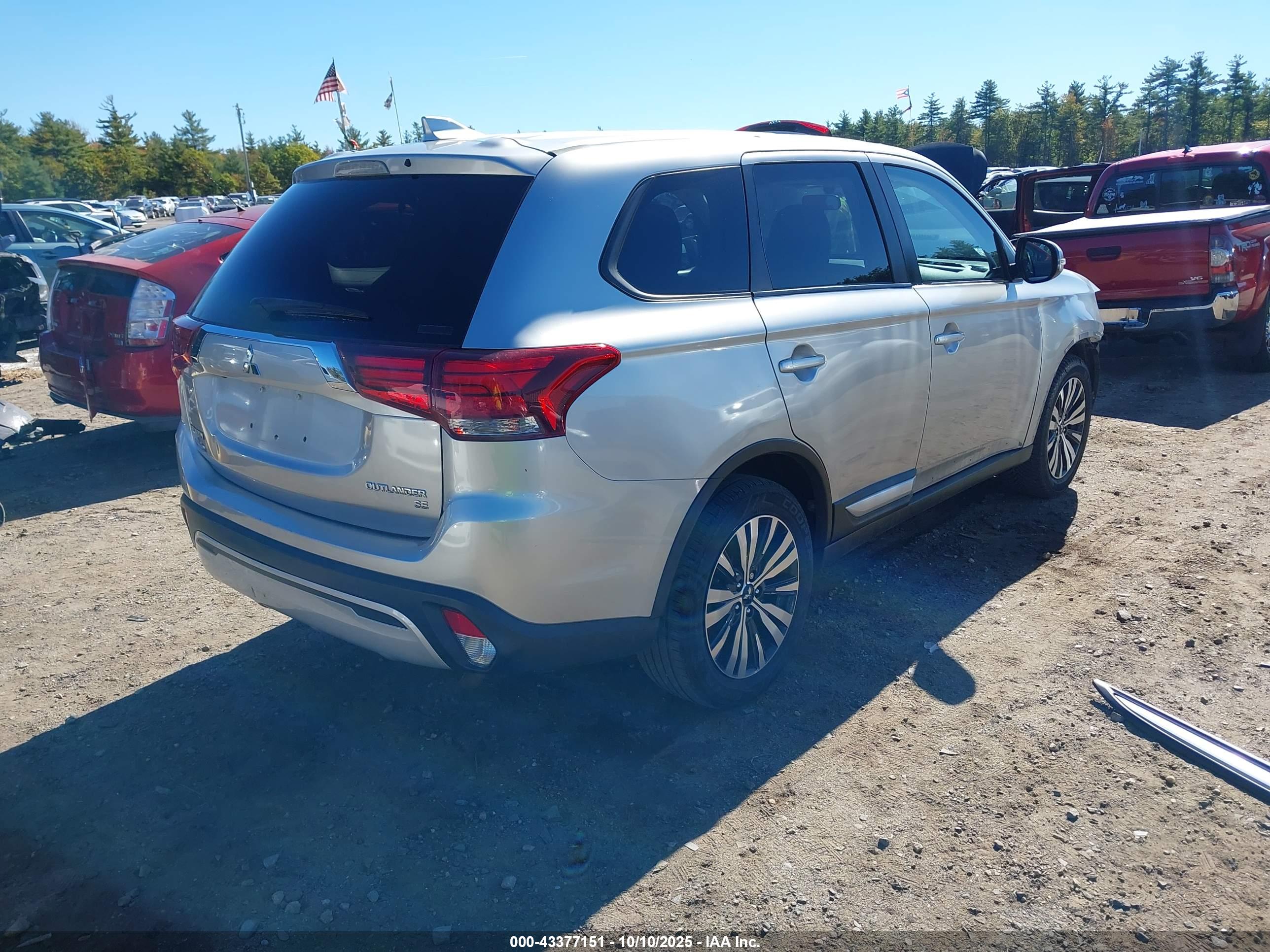 MITSUBISHI OUTLANDER image 4