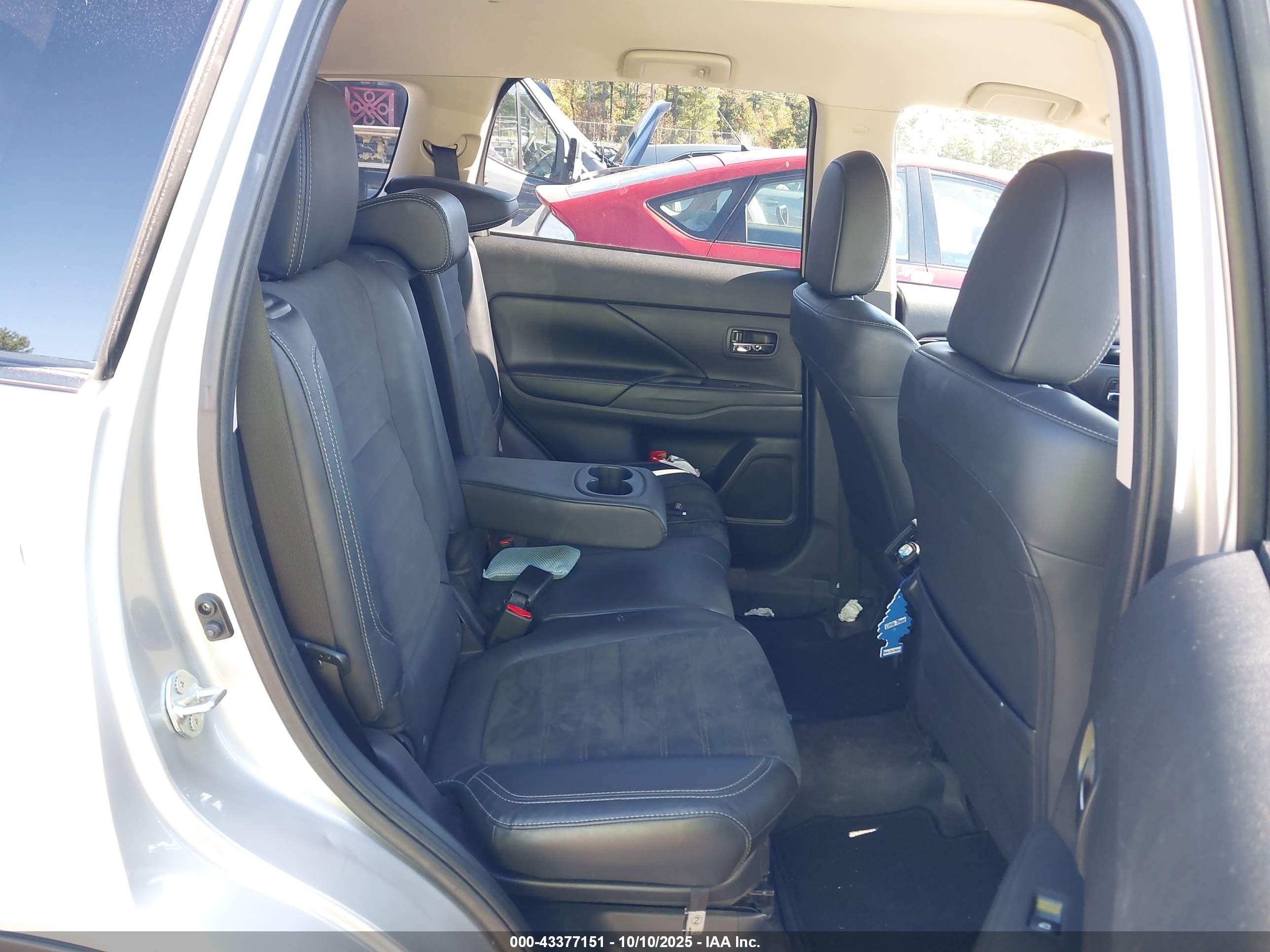 MITSUBISHI OUTLANDER image 8