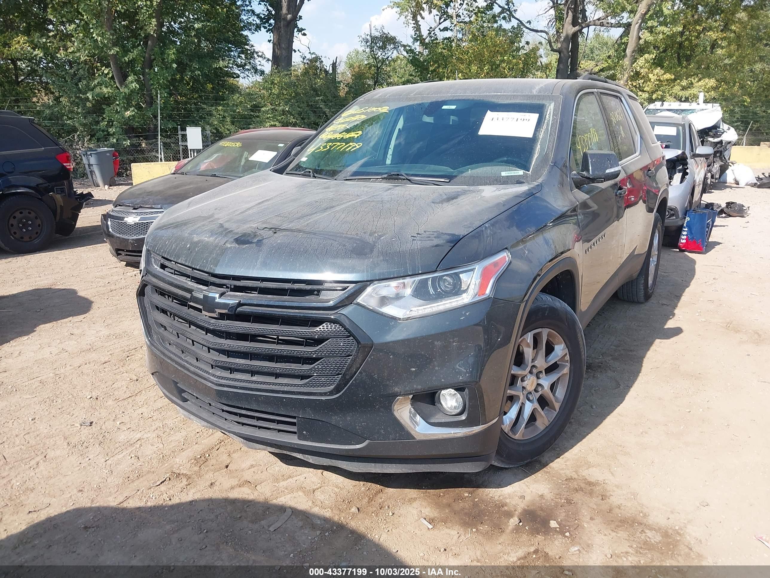 CHEVROLET TRAVERSE image 2