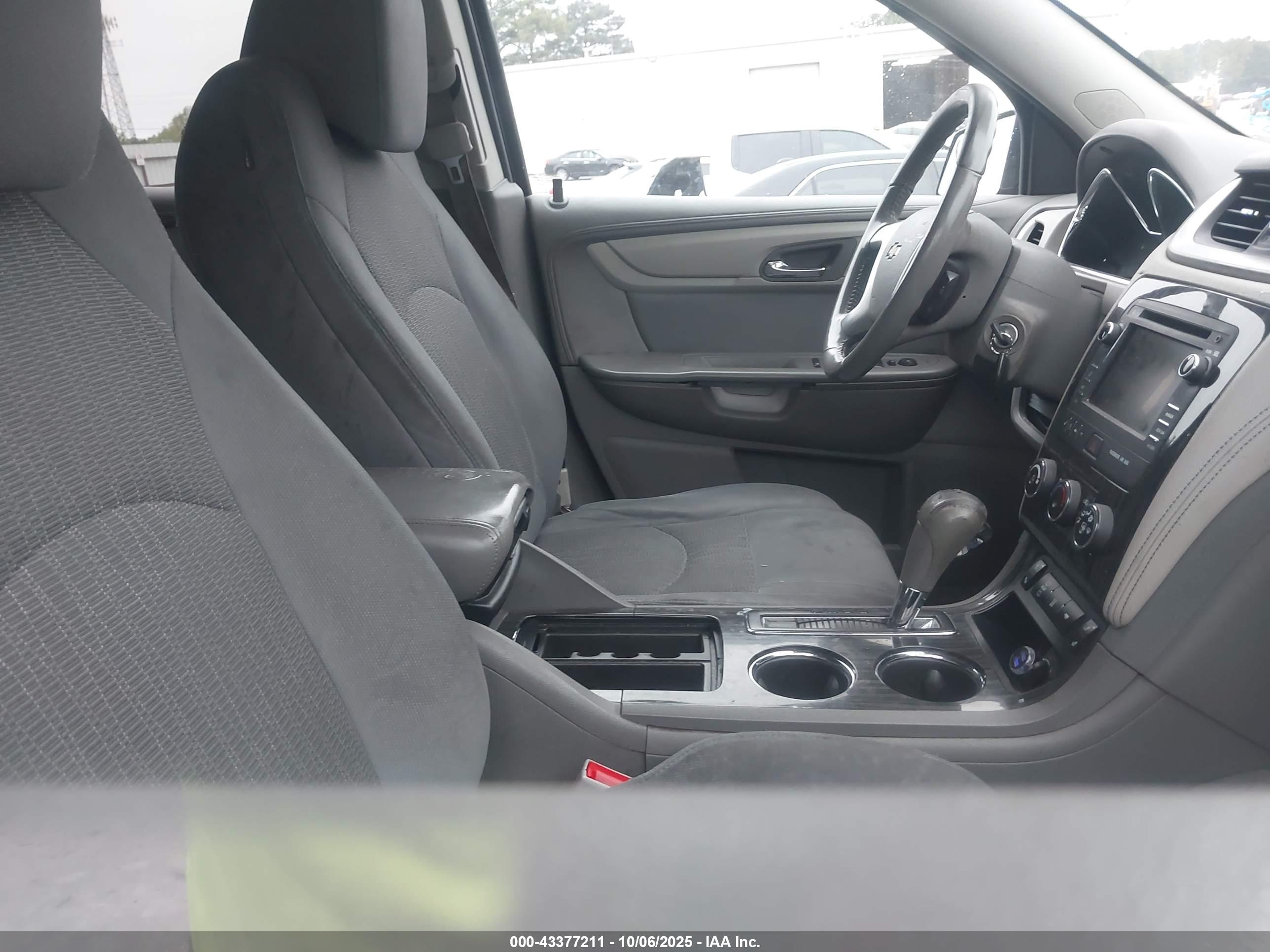 CHEVROLET TRAVERSE image 5