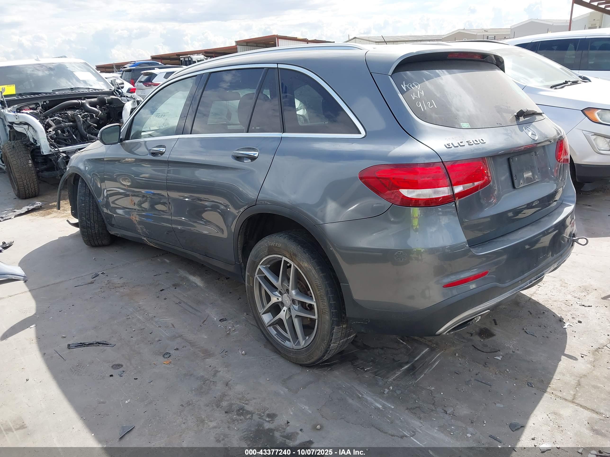 MERCEDES-BENZ GLC image 3