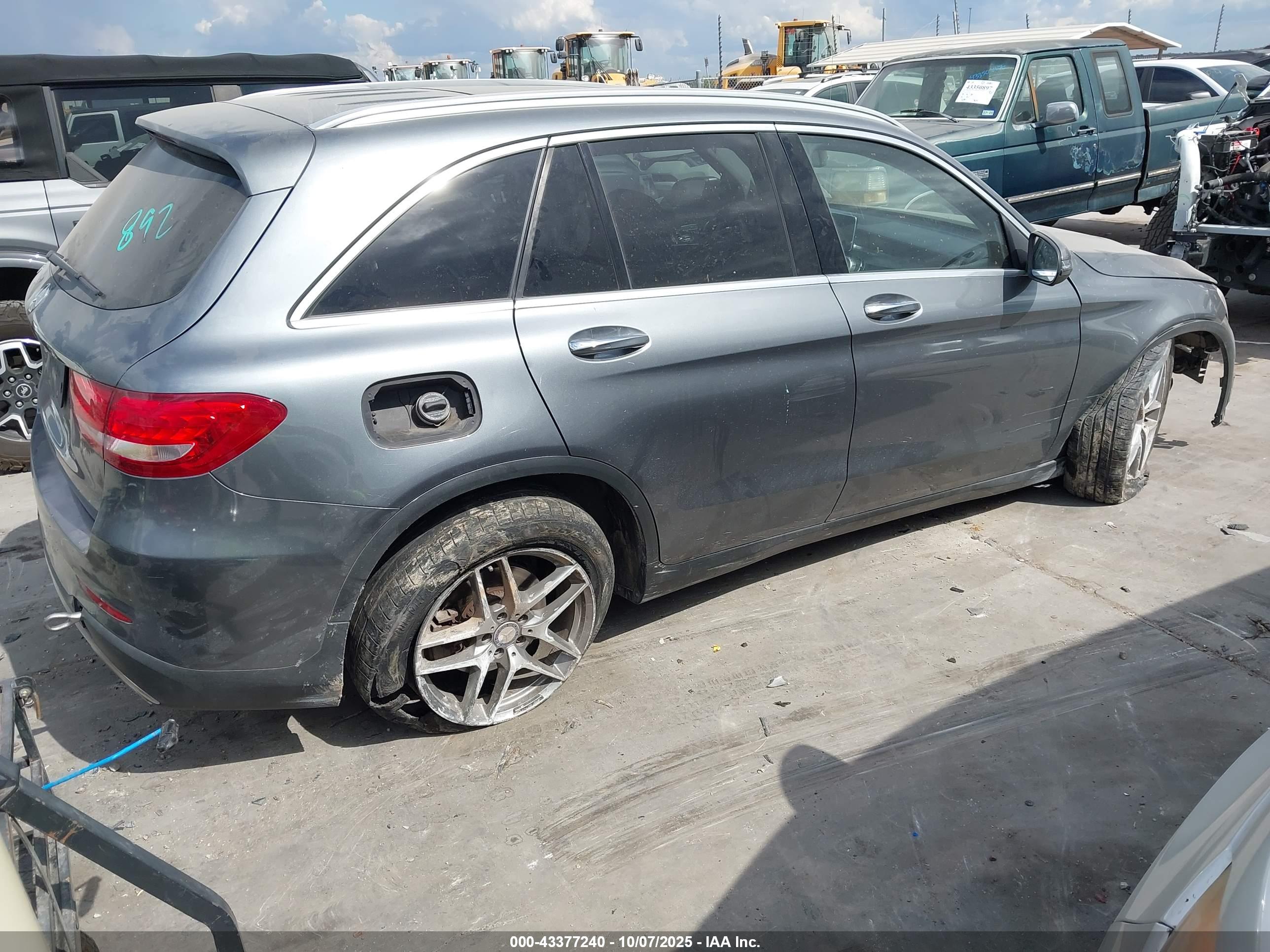 MERCEDES-BENZ GLC image 4