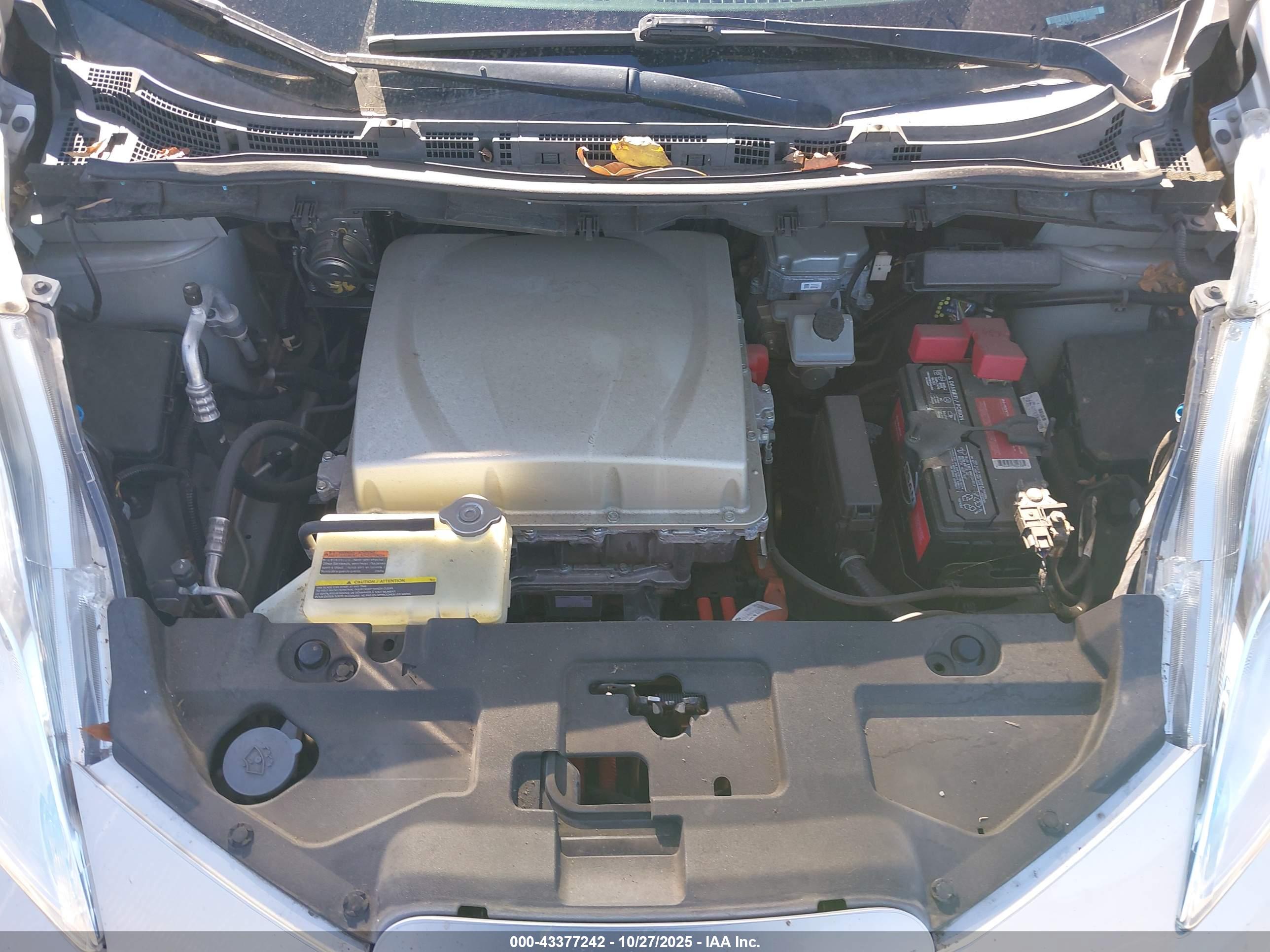NISSAN LEAF image 10