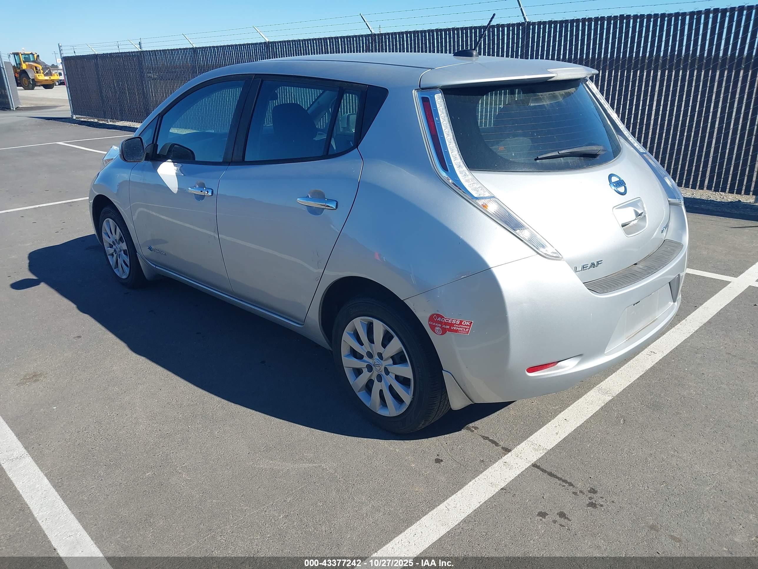 NISSAN LEAF image 3