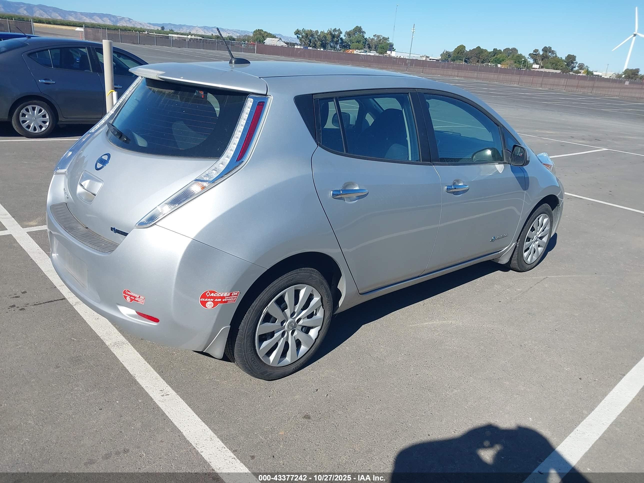 NISSAN LEAF image 4