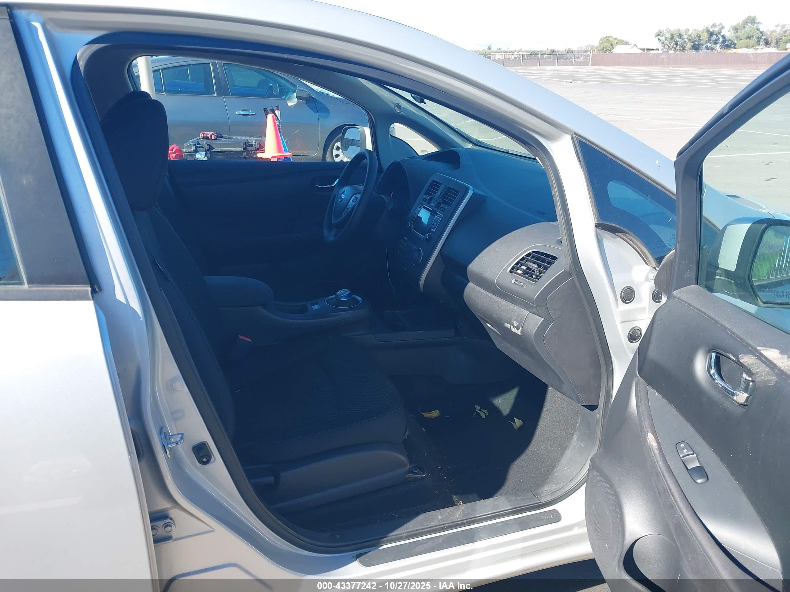 NISSAN LEAF image 5