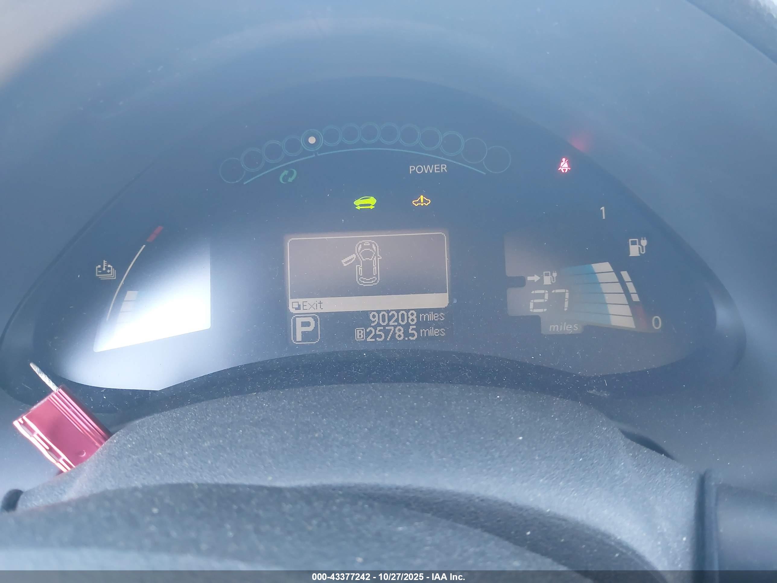 NISSAN LEAF image 7