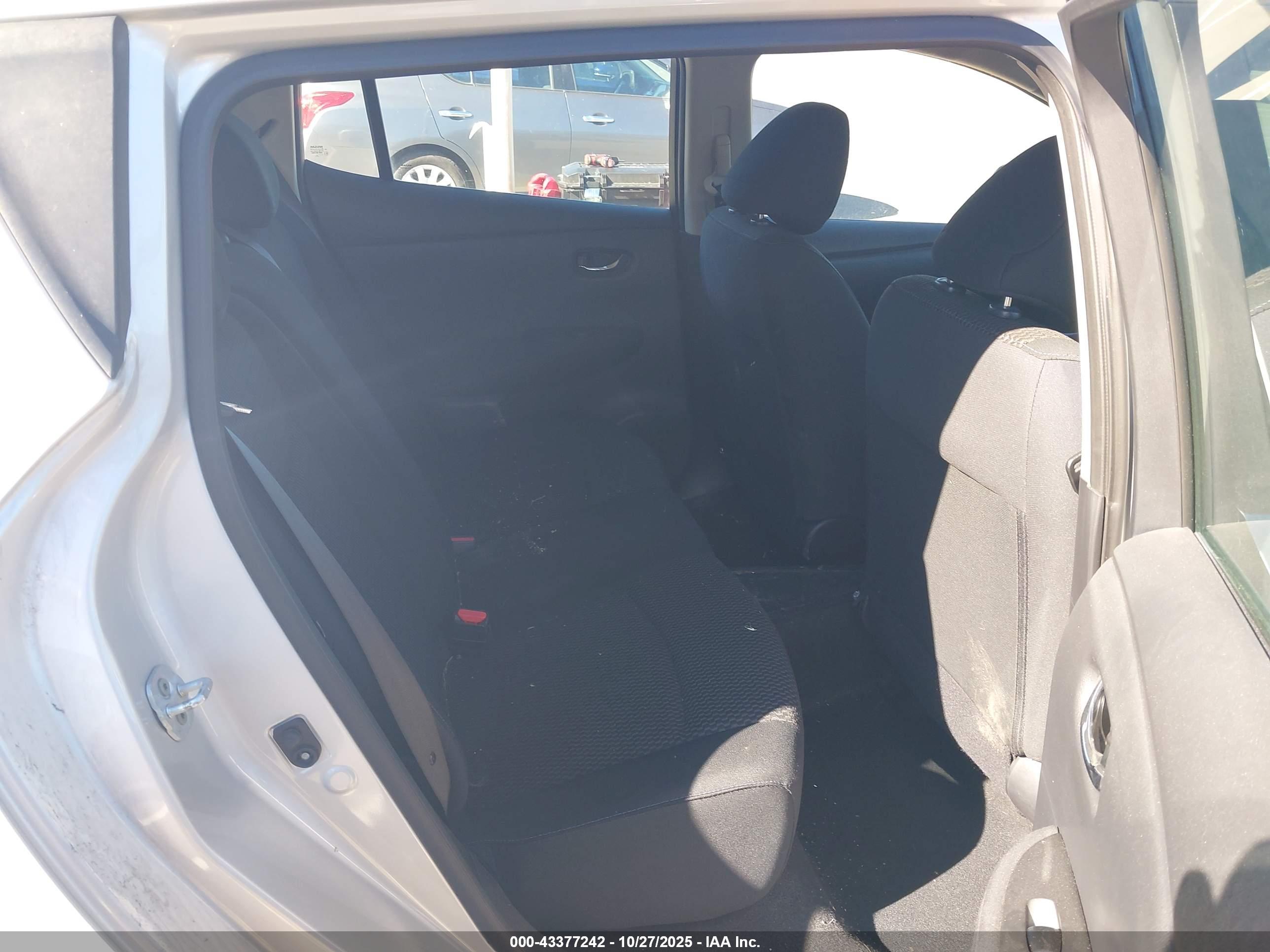 NISSAN LEAF image 8