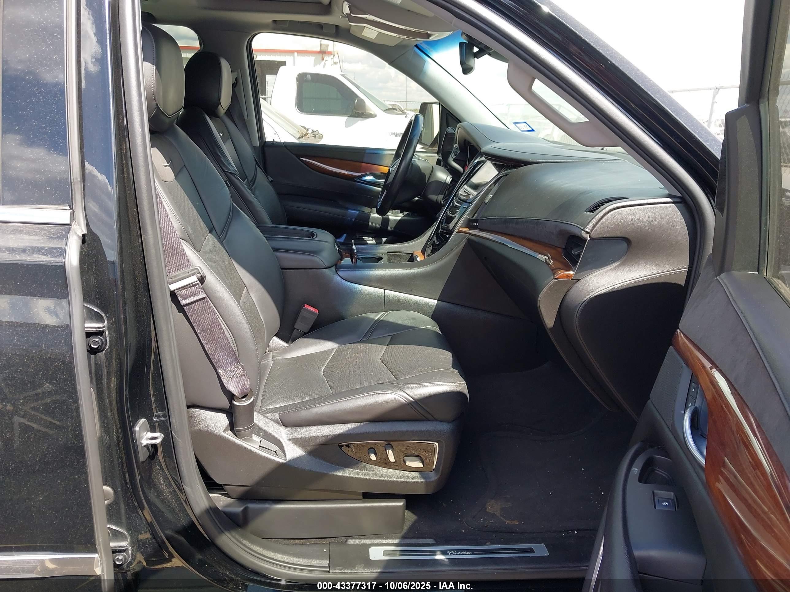 CADILLAC ESCALADE image 5