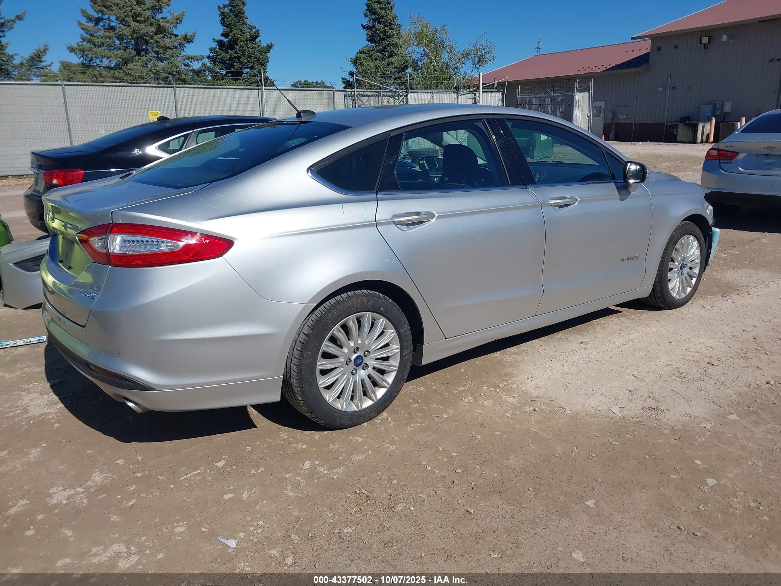 FORD FUSION image 4