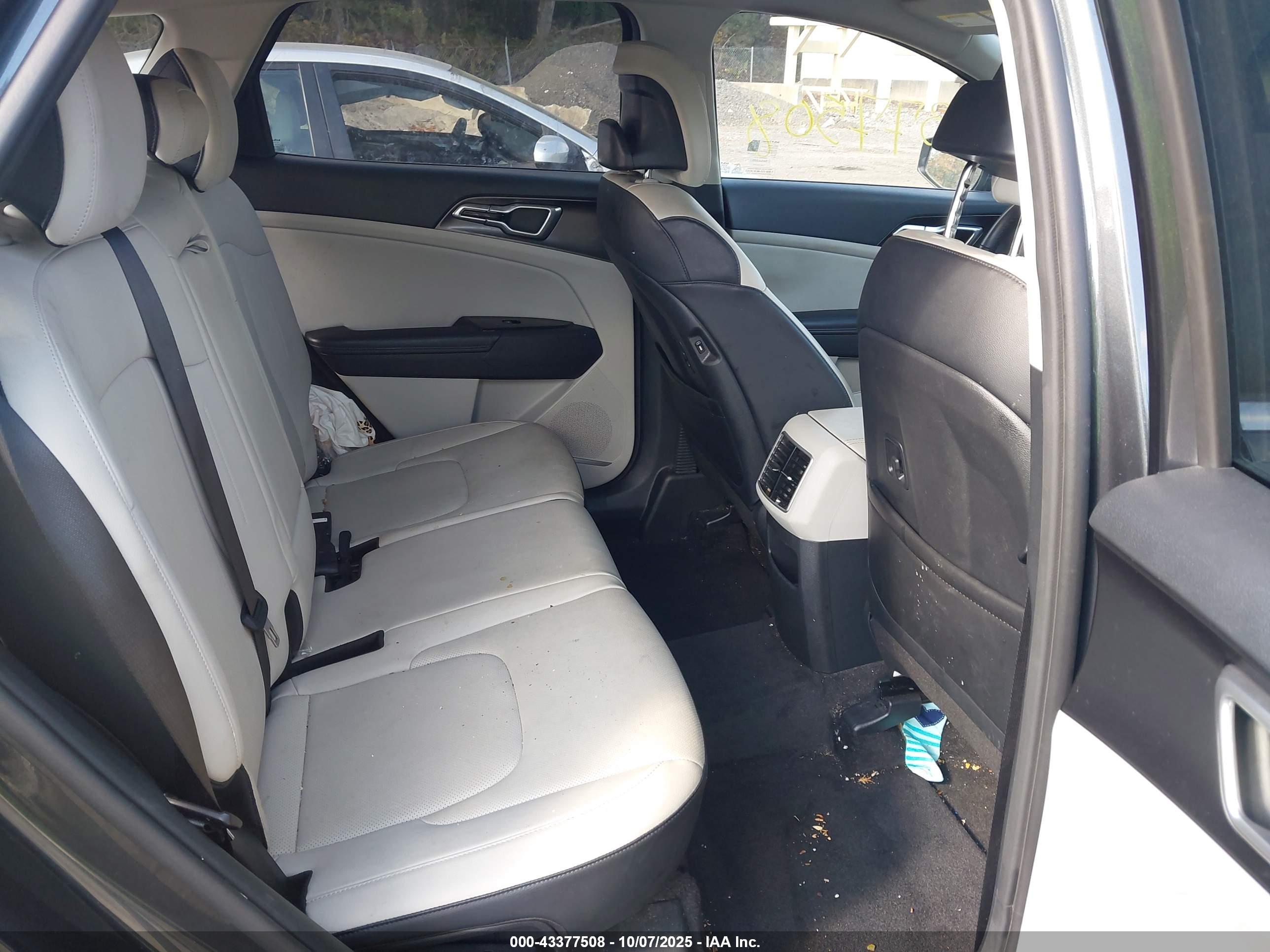 KIA SPORTAGE image 8