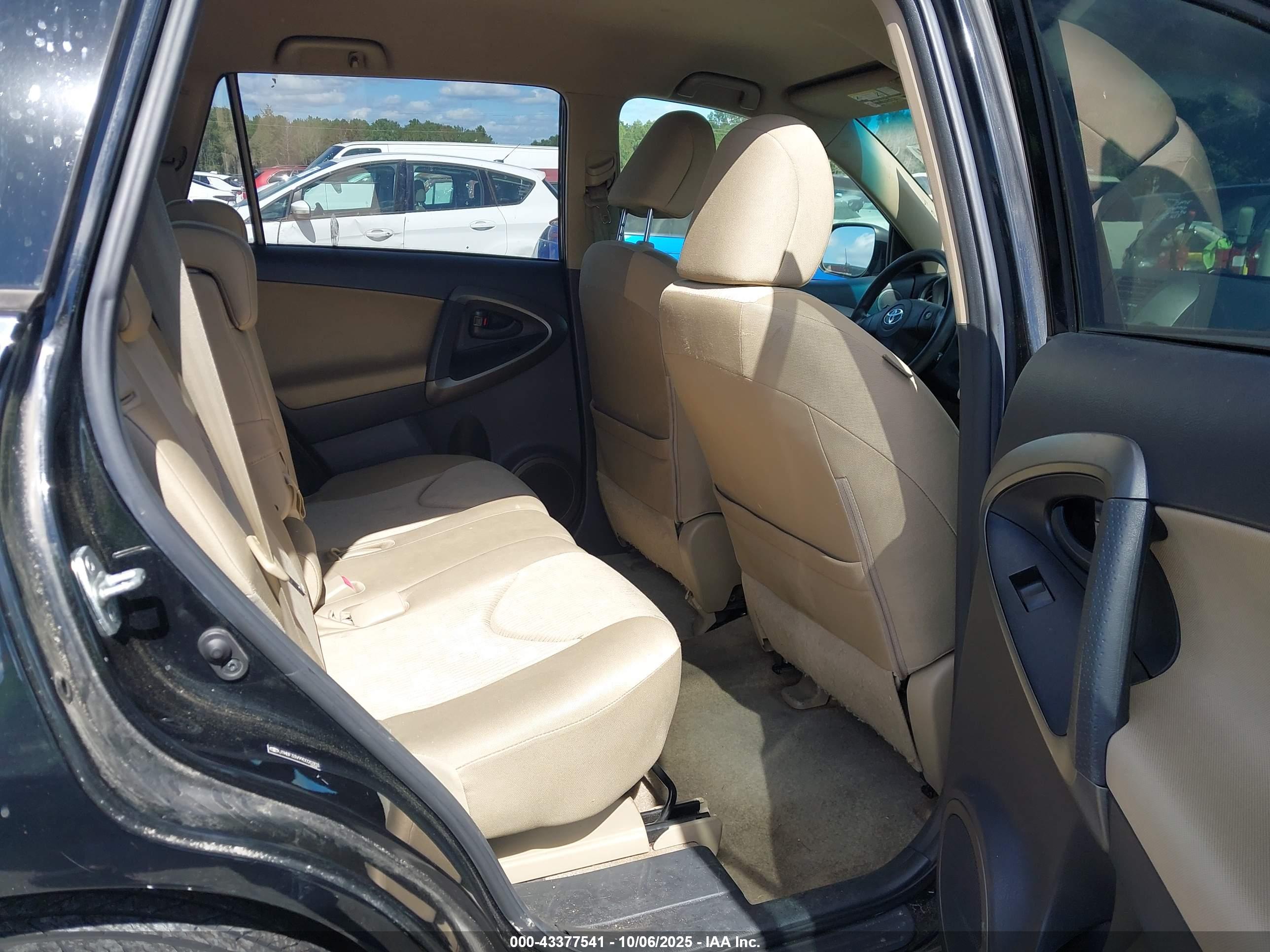TOYOTA RAV4 image 8