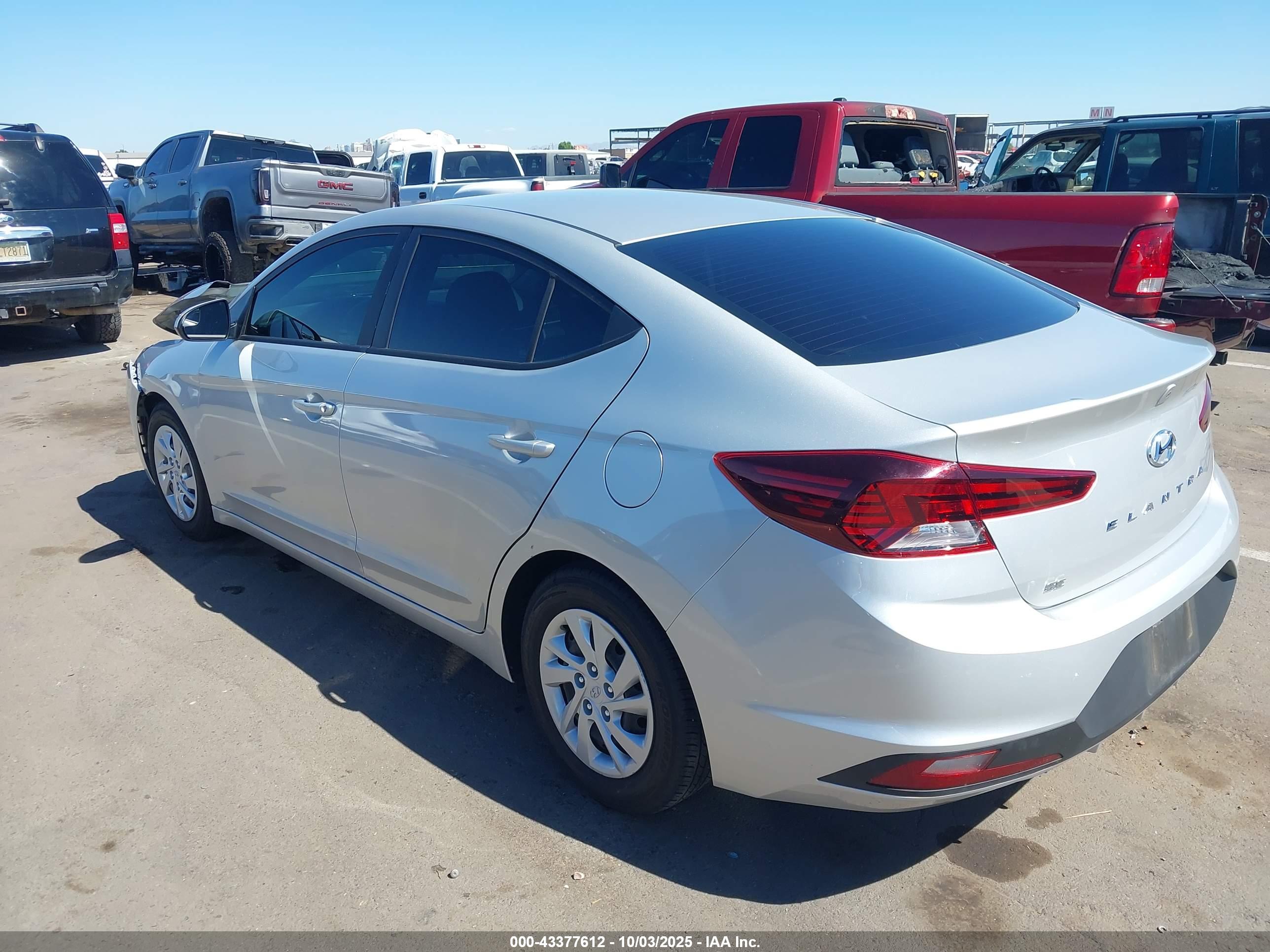 HYUNDAI ELANTRA image 3