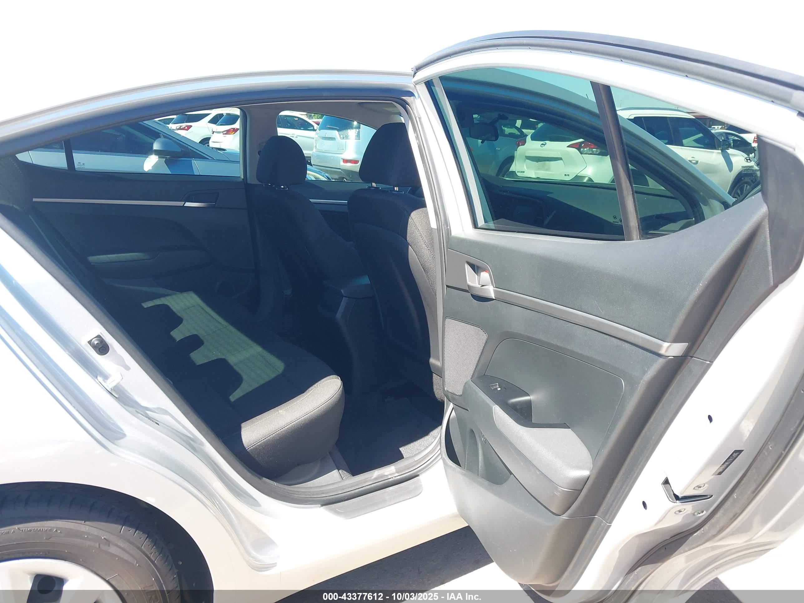 HYUNDAI ELANTRA image 8