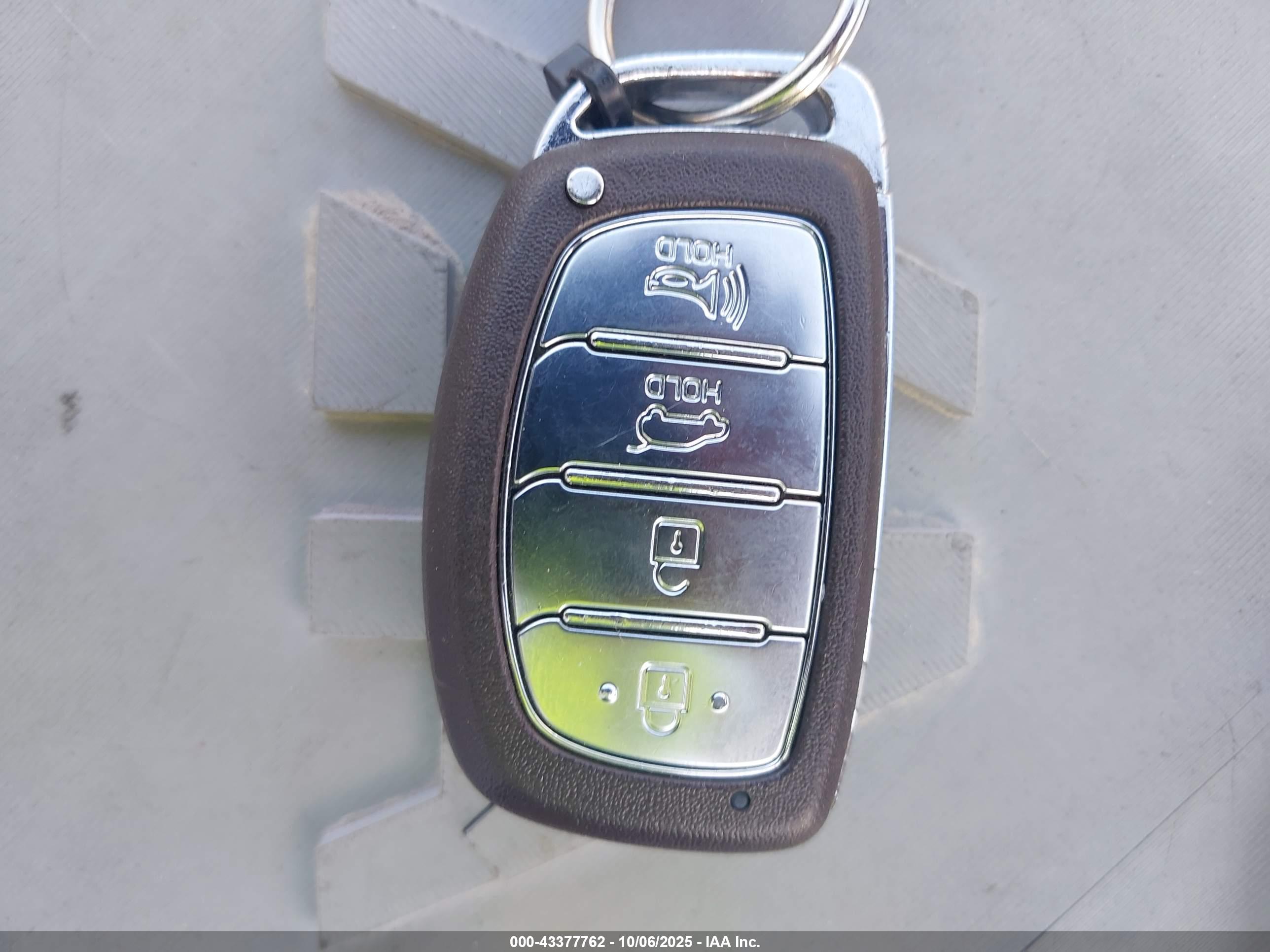 HYUNDAI TUCSON image 11