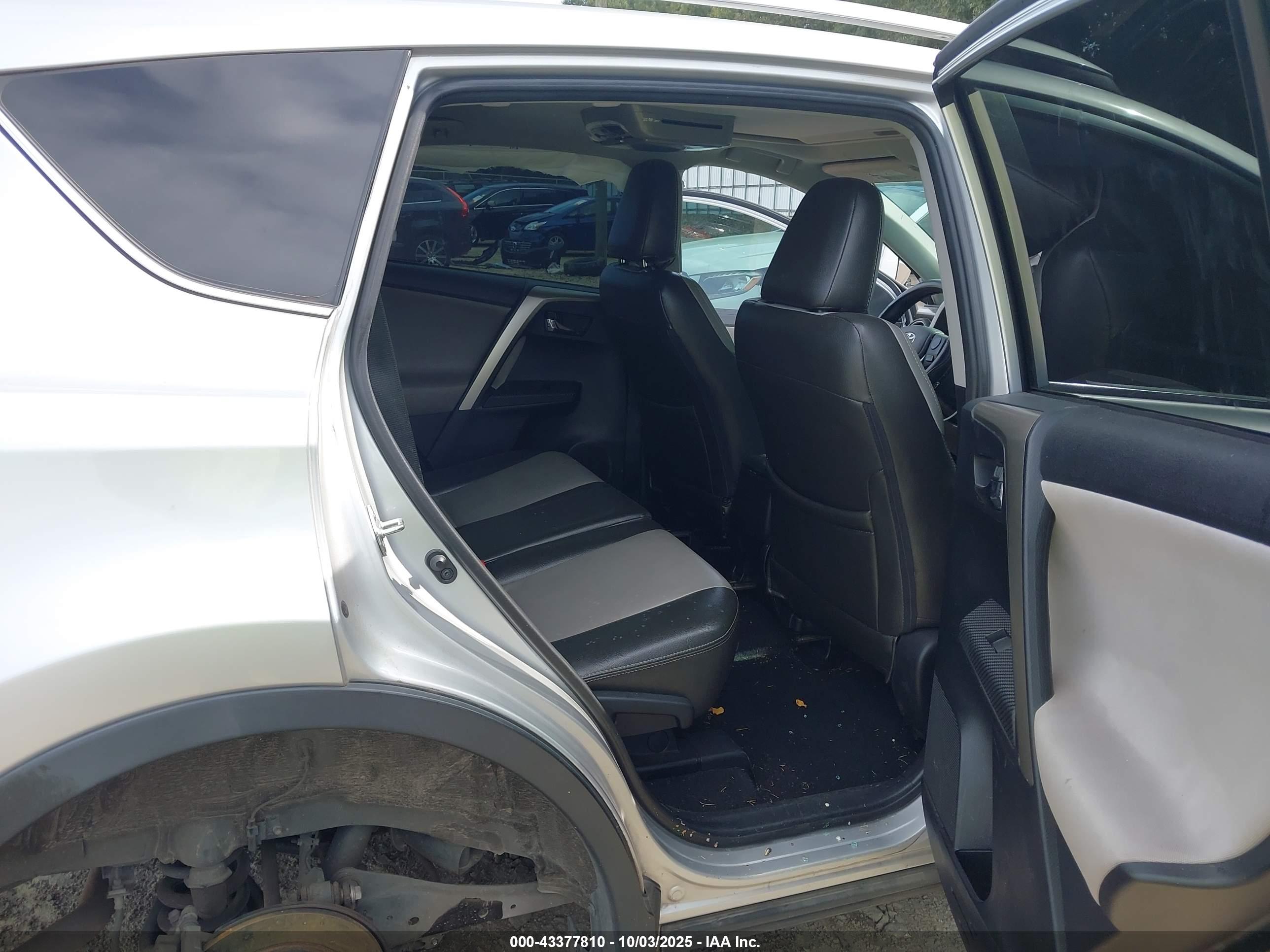 TOYOTA RAV4 image 8