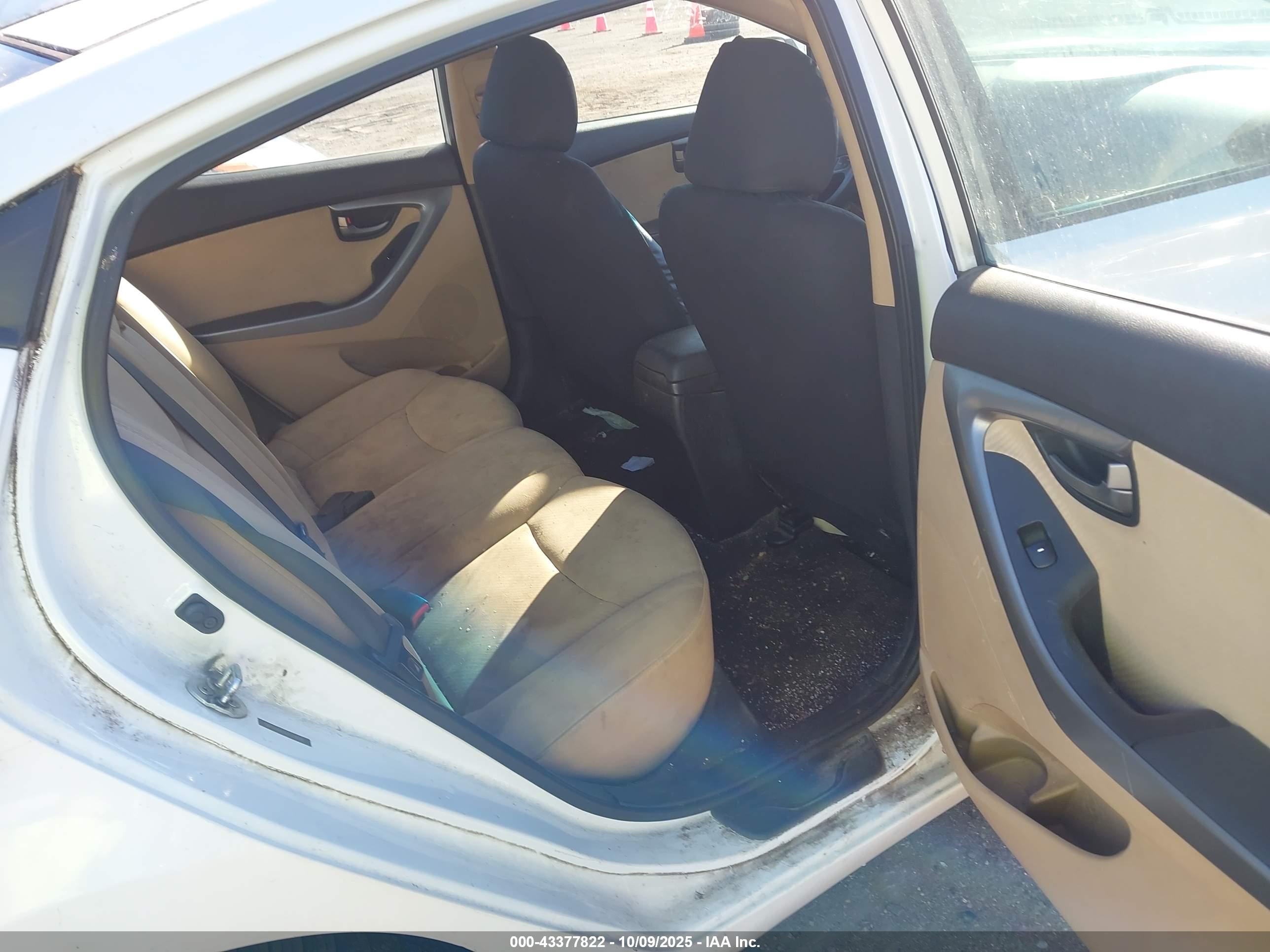 HYUNDAI ELANTRA image 8