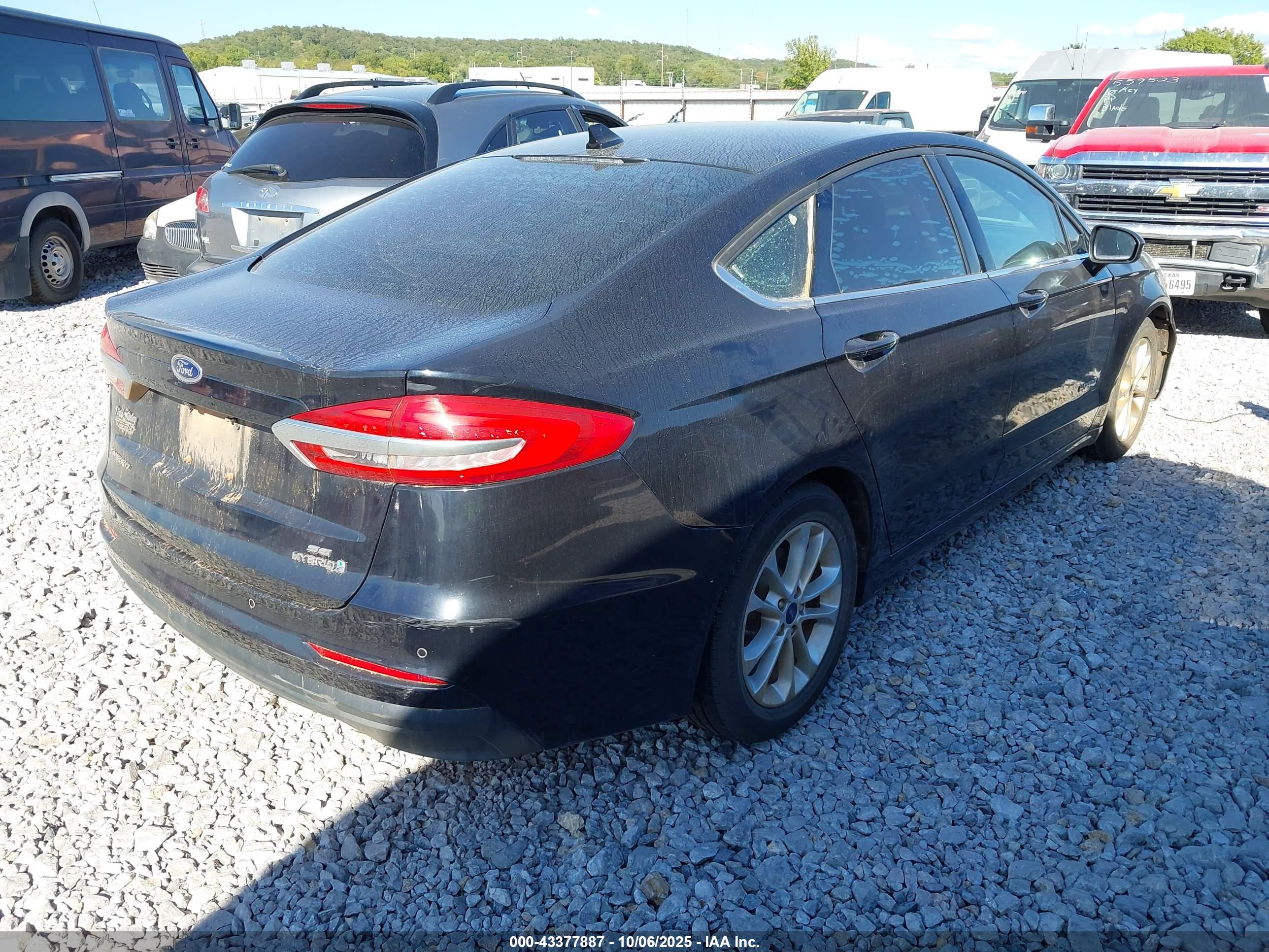 FORD FUSION image 4