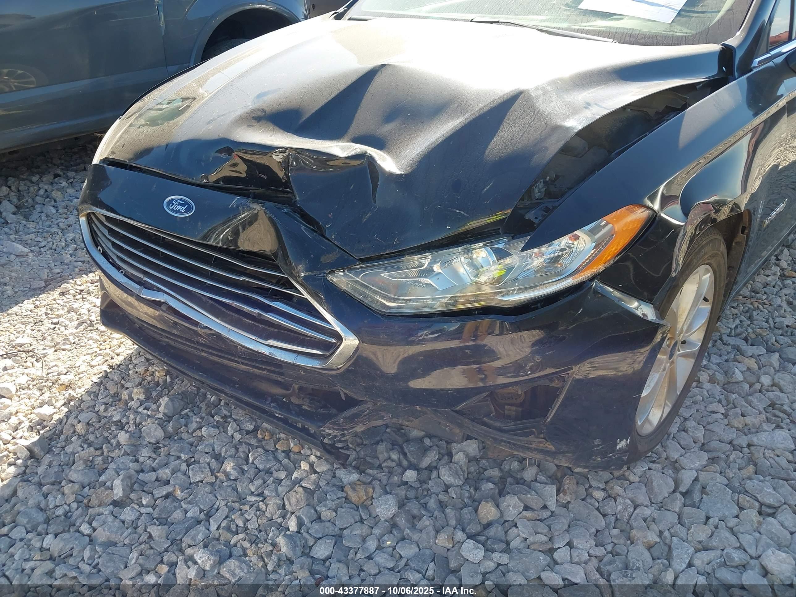 FORD FUSION image 6