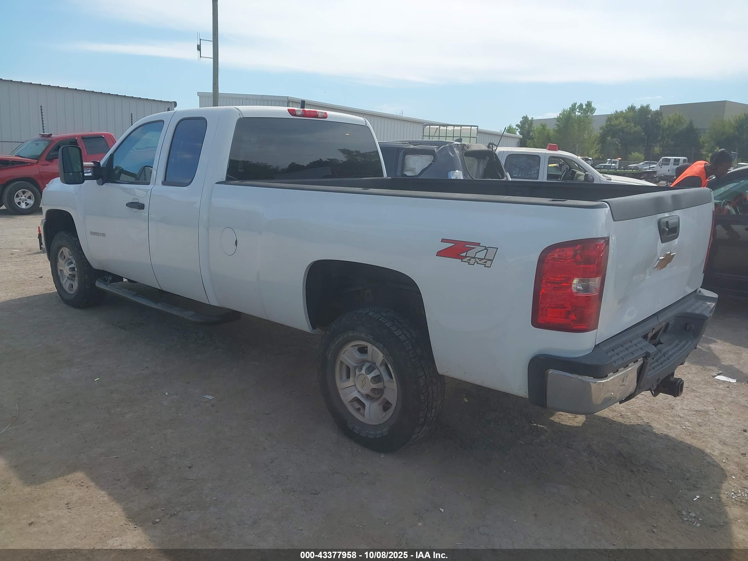 CHEVROLET SILVERADO image 3