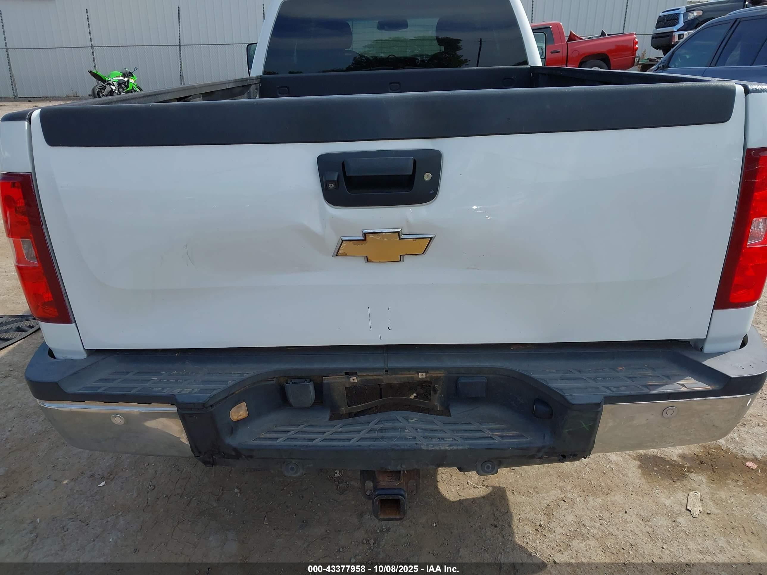 CHEVROLET SILVERADO image 6