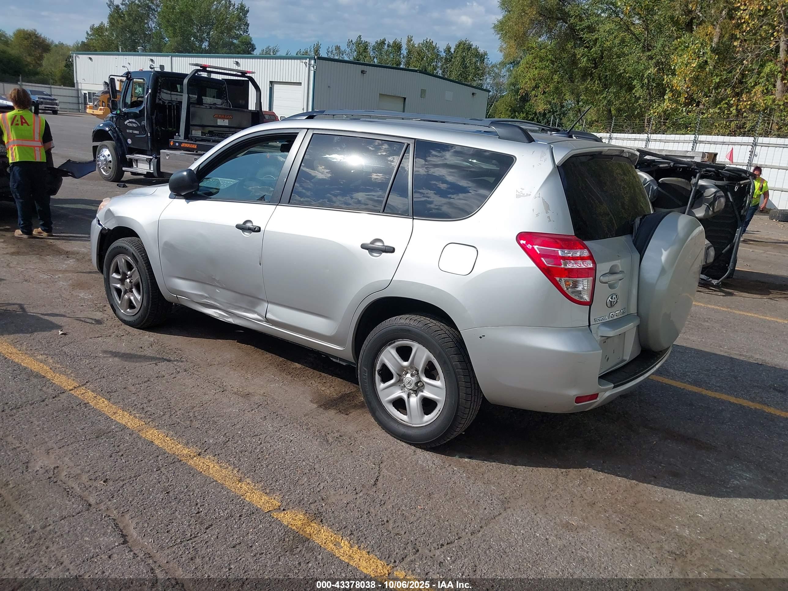 TOYOTA RAV4 image 3