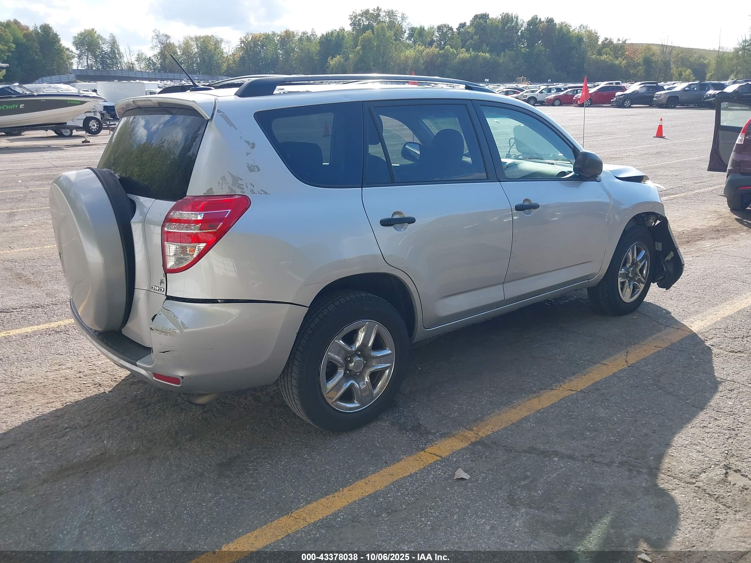 TOYOTA RAV4 image 4