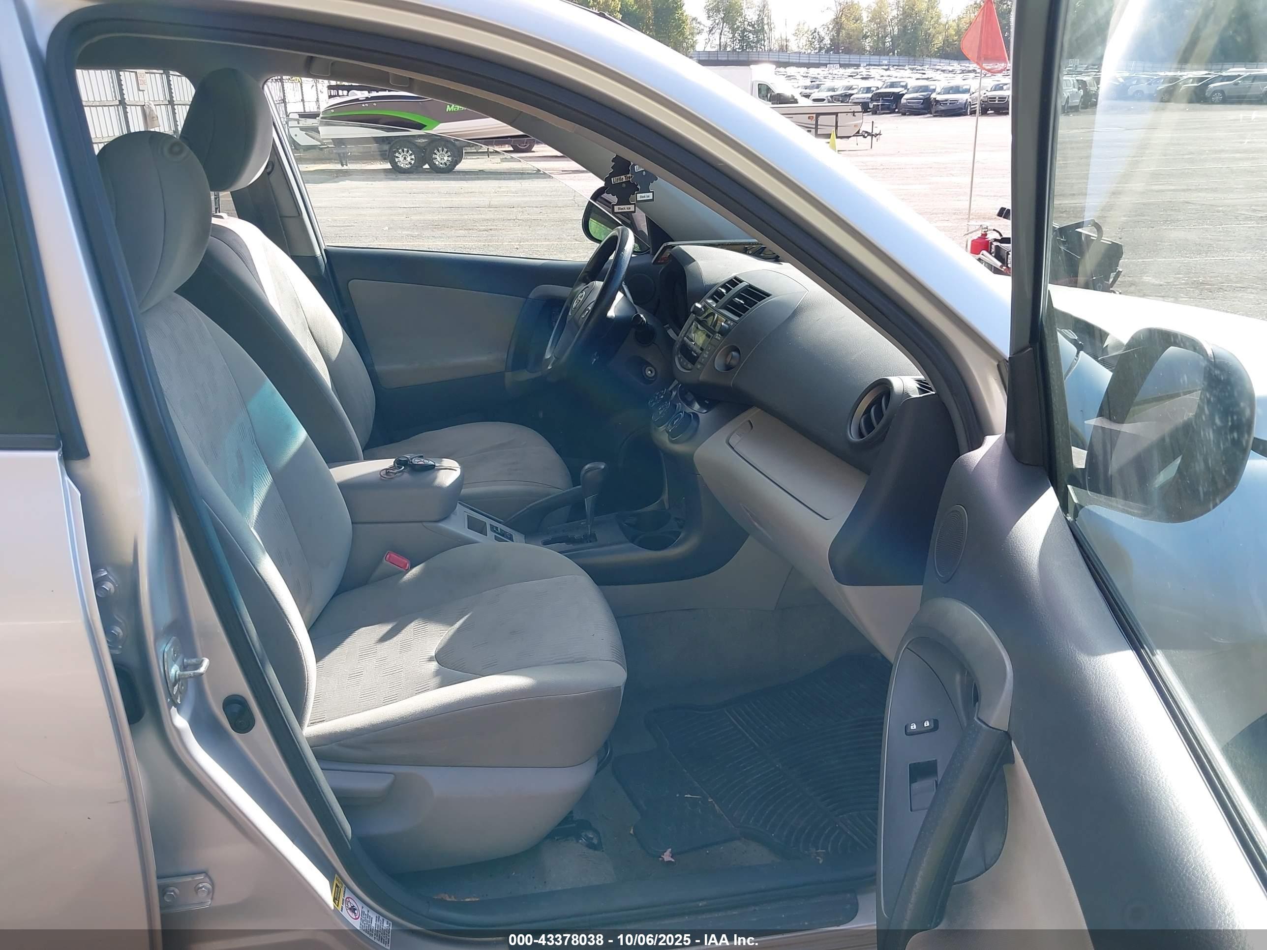 TOYOTA RAV4 image 5