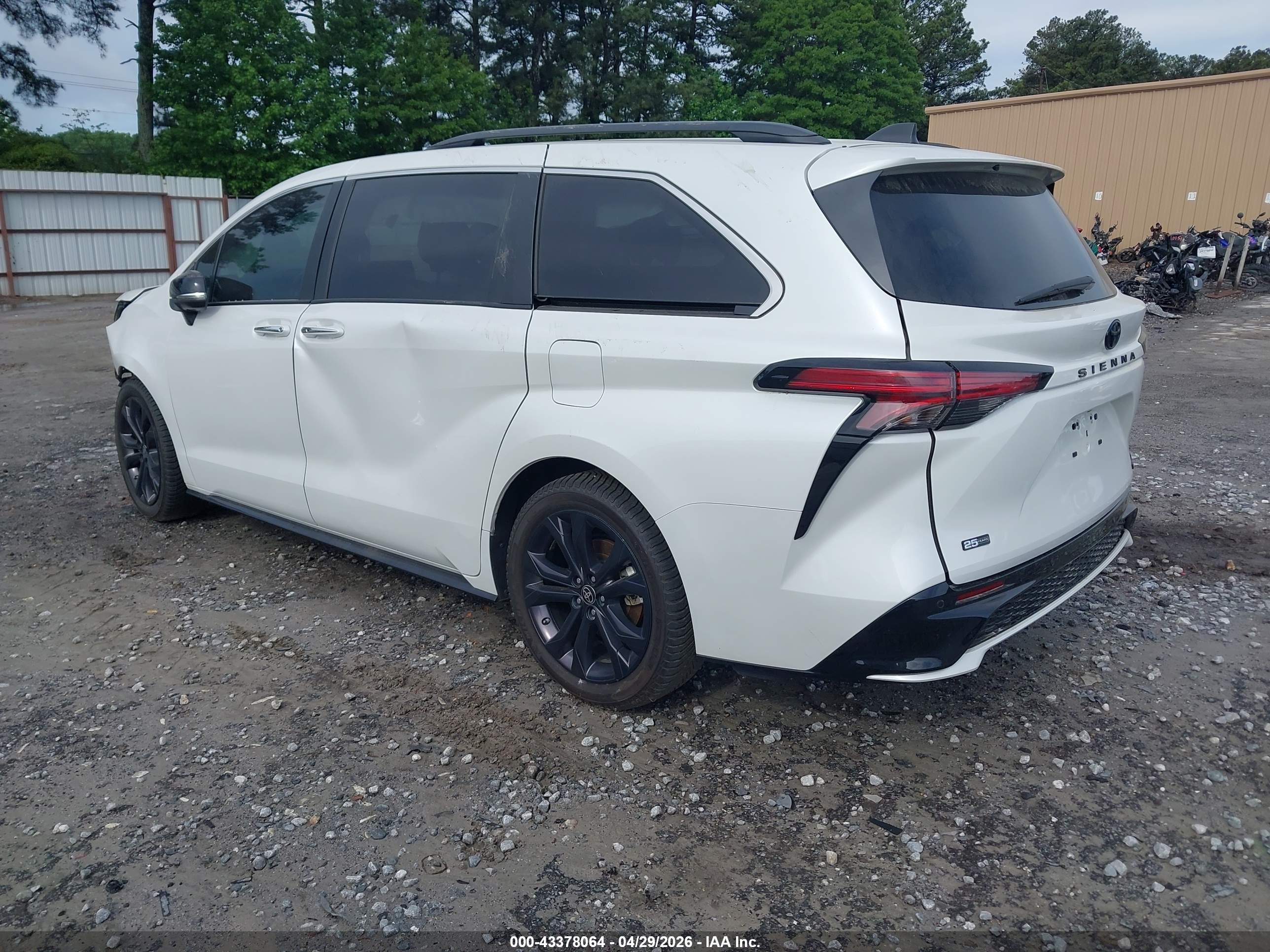 TOYOTA SIENNA image 3