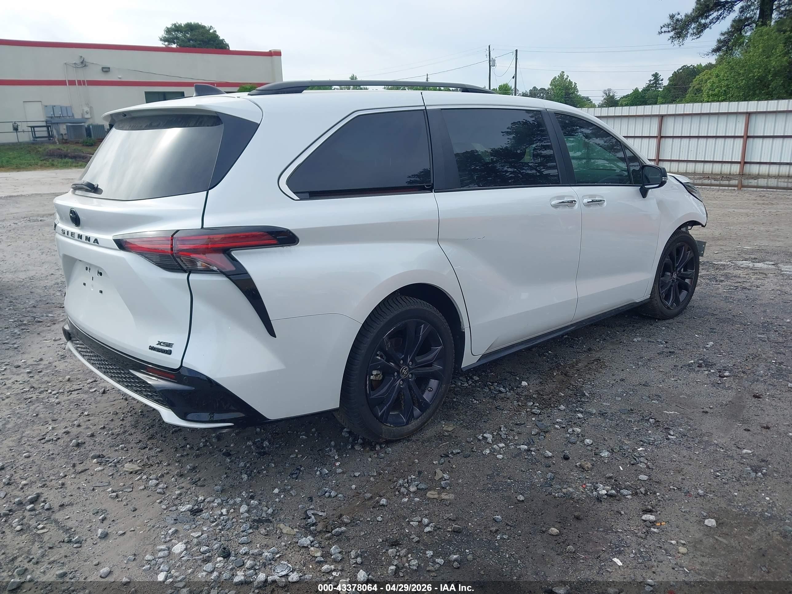 TOYOTA SIENNA image 4