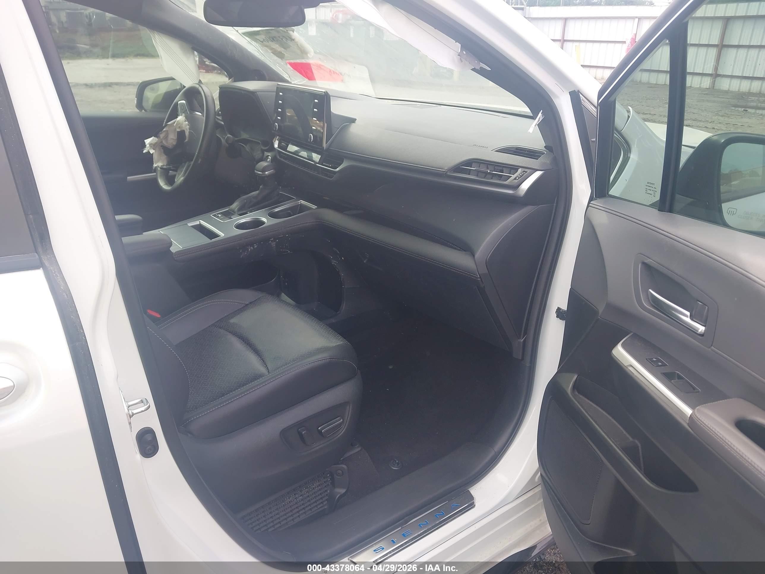 TOYOTA SIENNA image 5