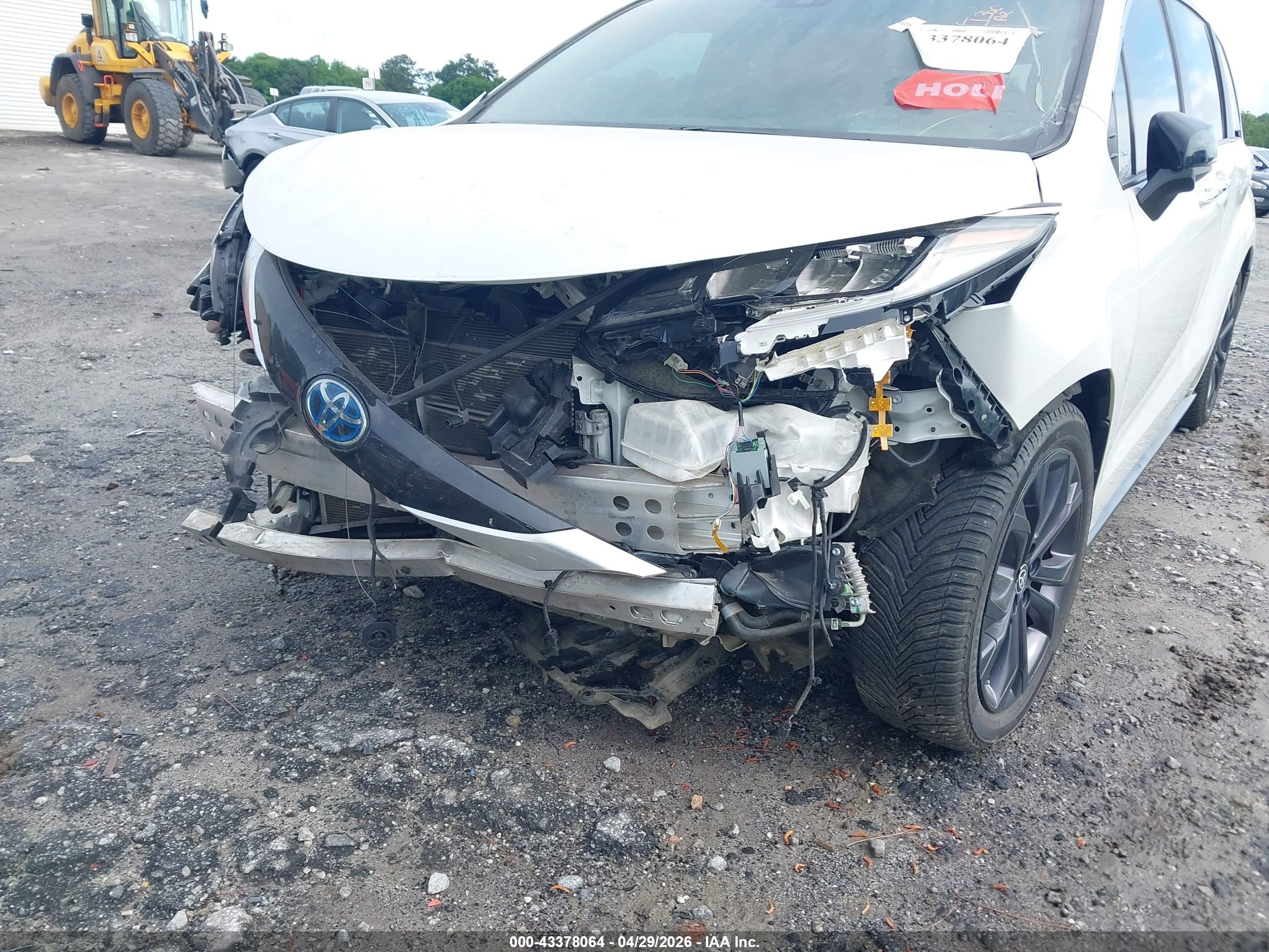 TOYOTA SIENNA image 6