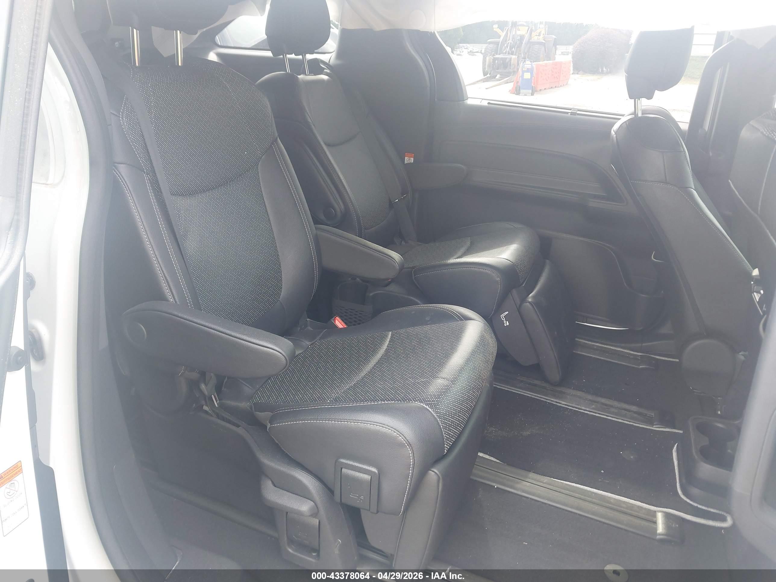 TOYOTA SIENNA image 8