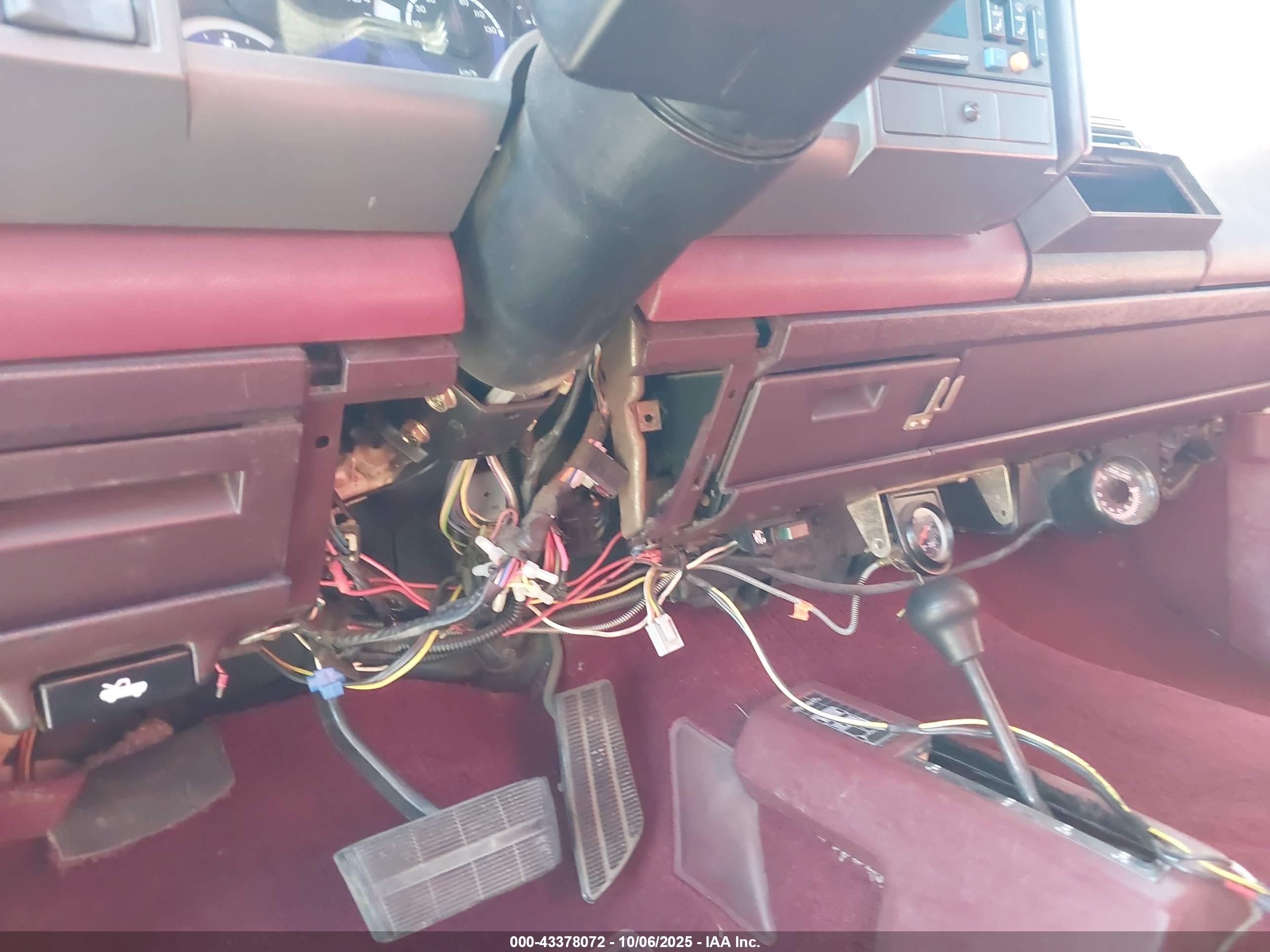 CHEVROLET GMT-400 image 6