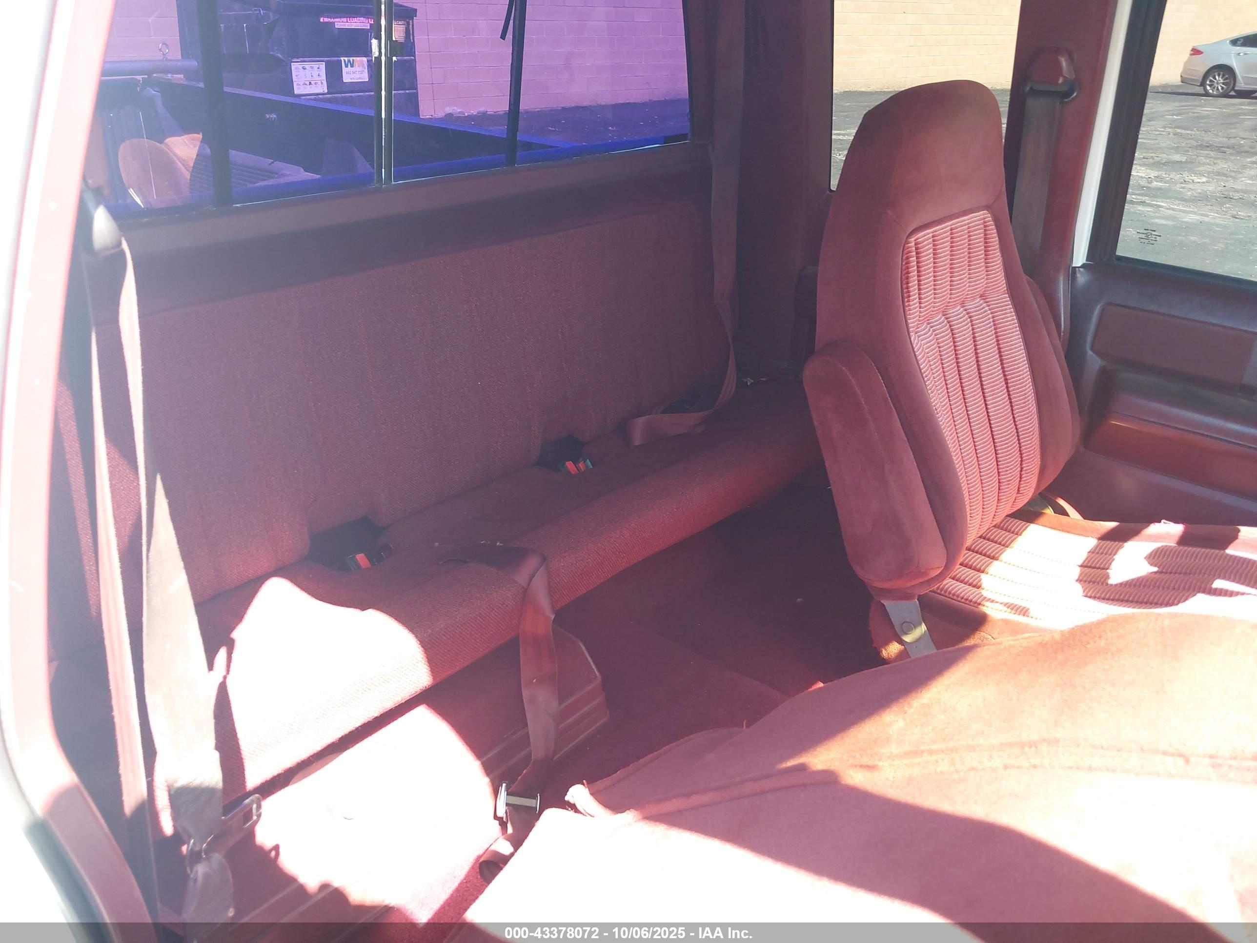 CHEVROLET GMT-400 image 8