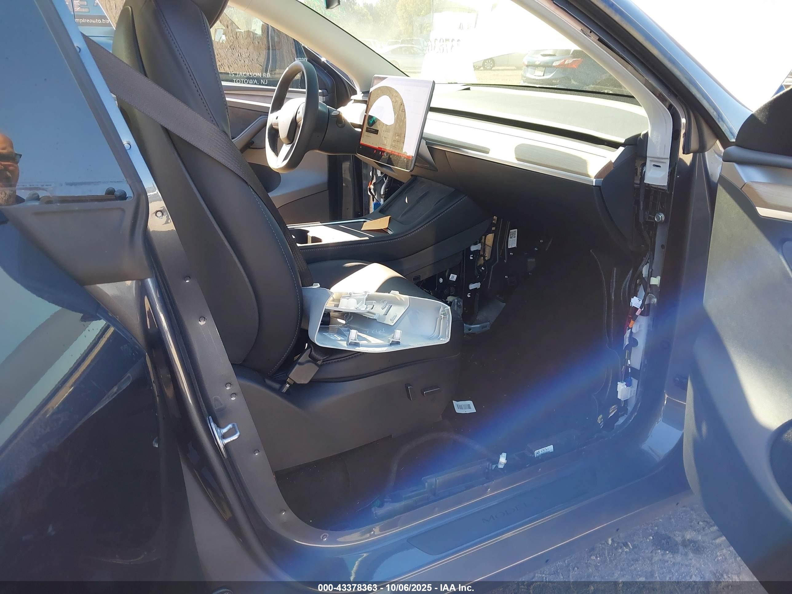 TESLA MODEL image 5
