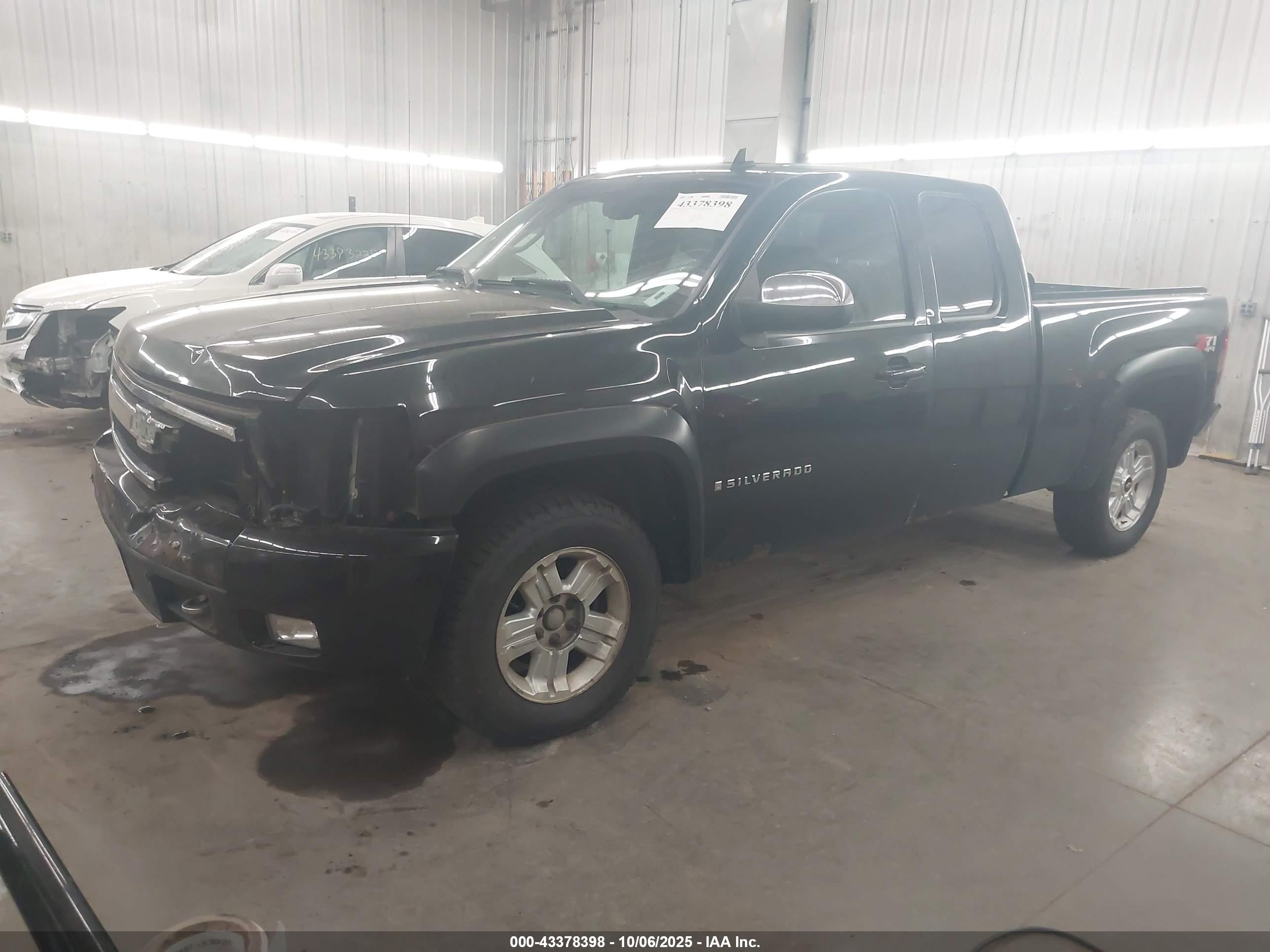 CHEVROLET SILVERADO image 2