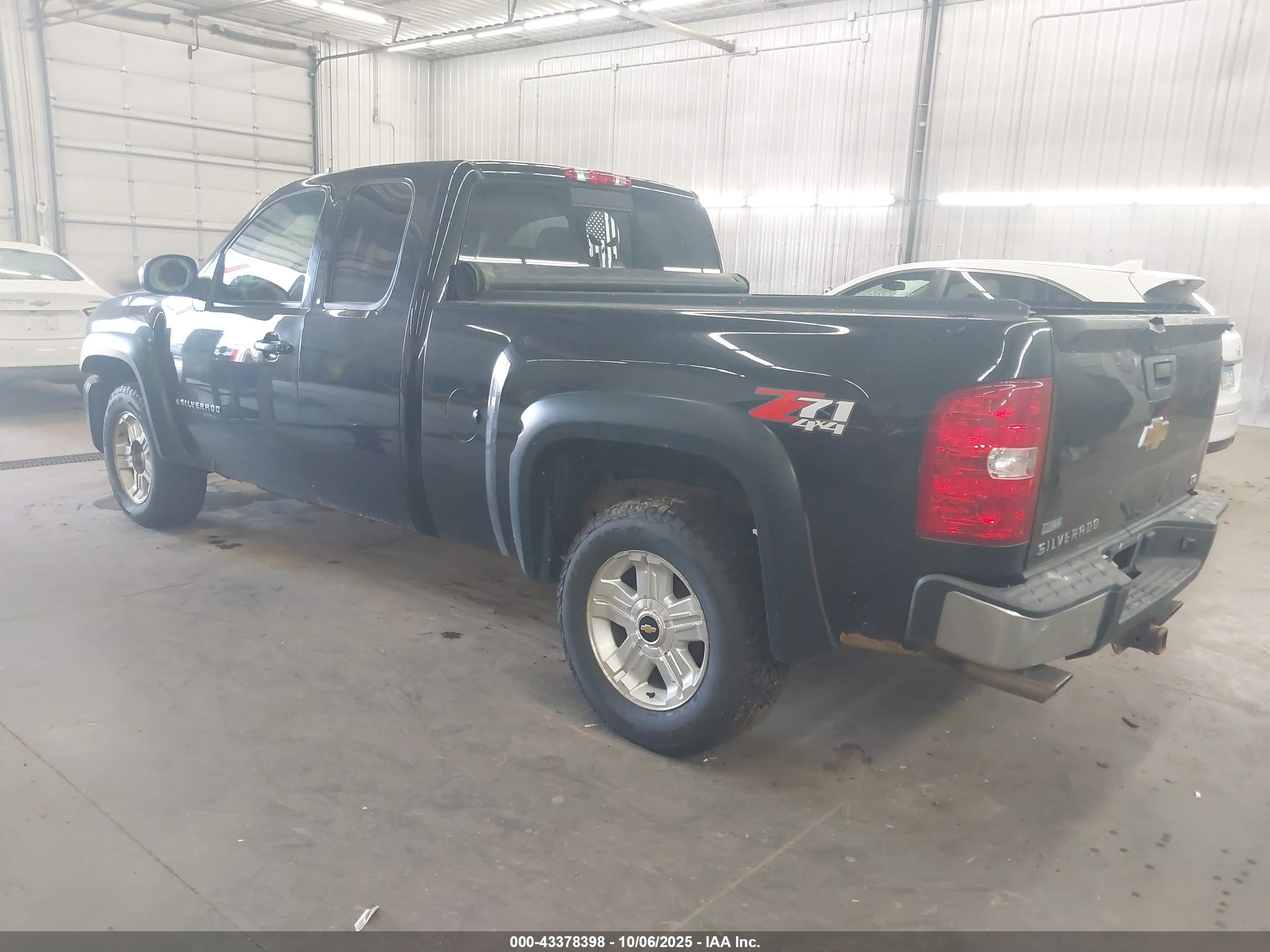 CHEVROLET SILVERADO image 3
