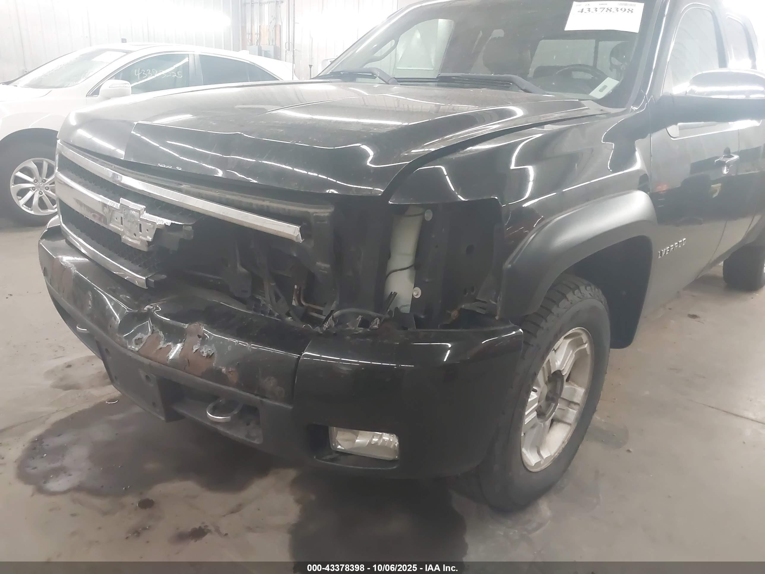 CHEVROLET SILVERADO image 6