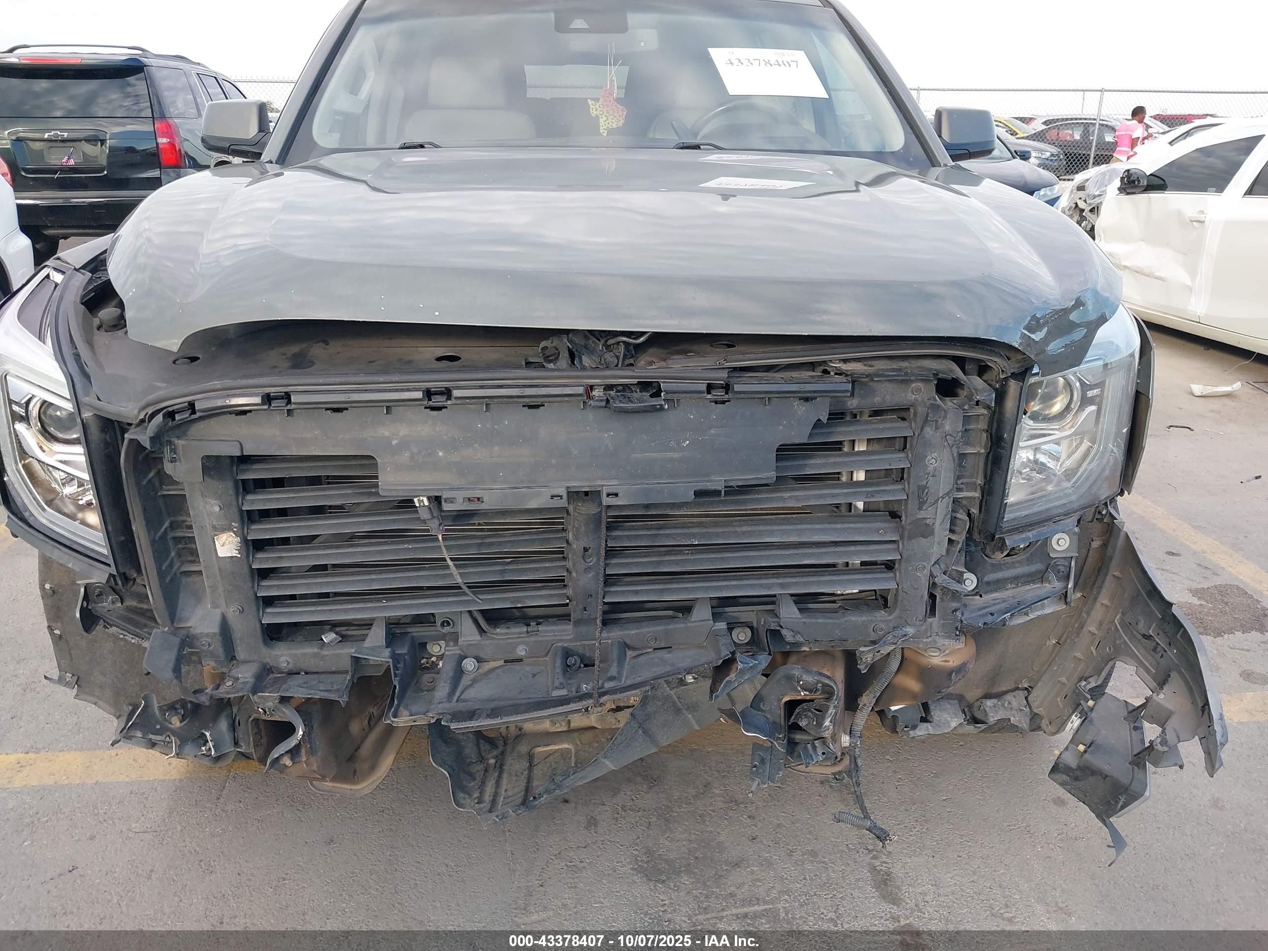 GMC YUKON image 6