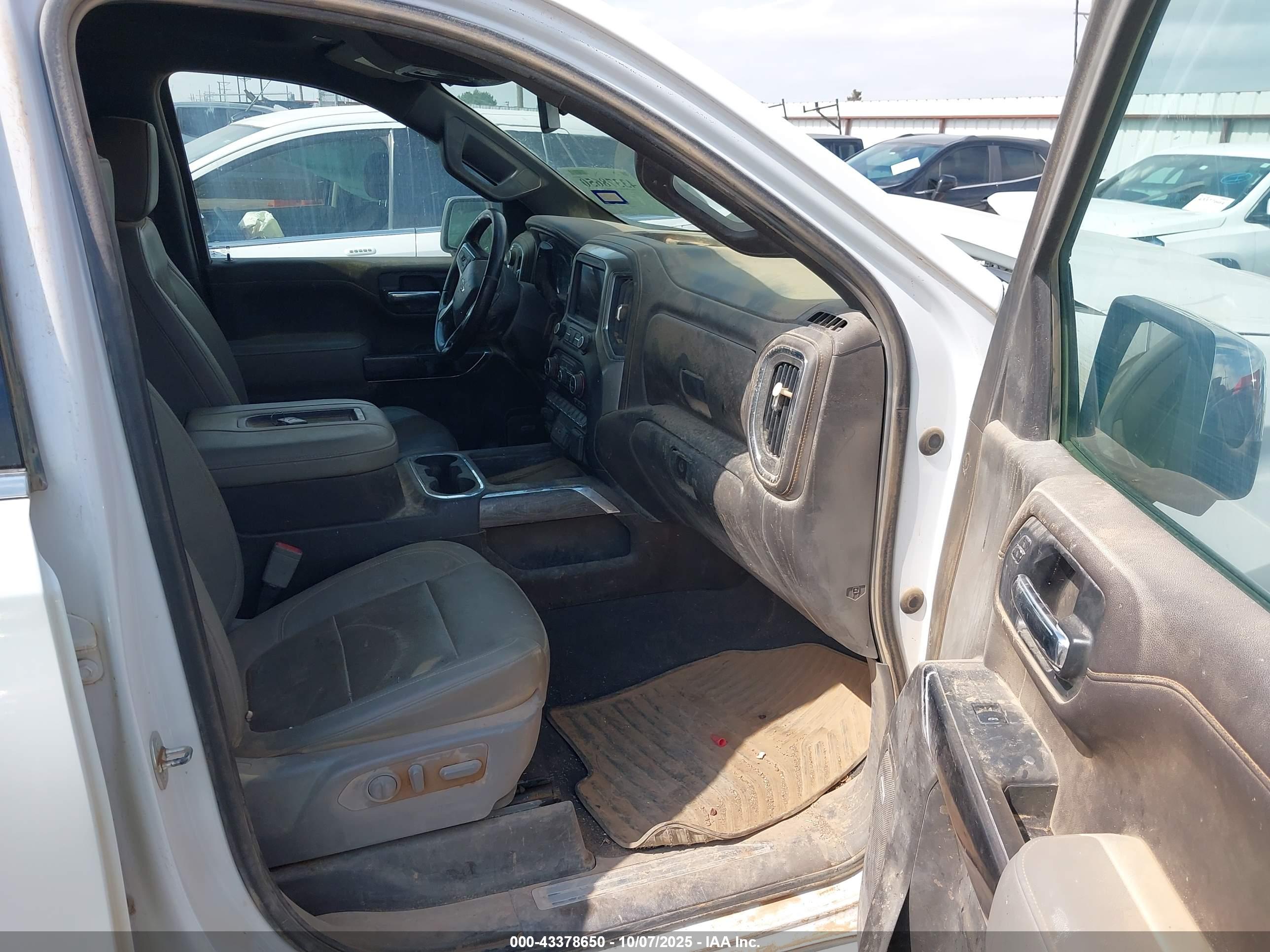 CHEVROLET SILVERADO image 5
